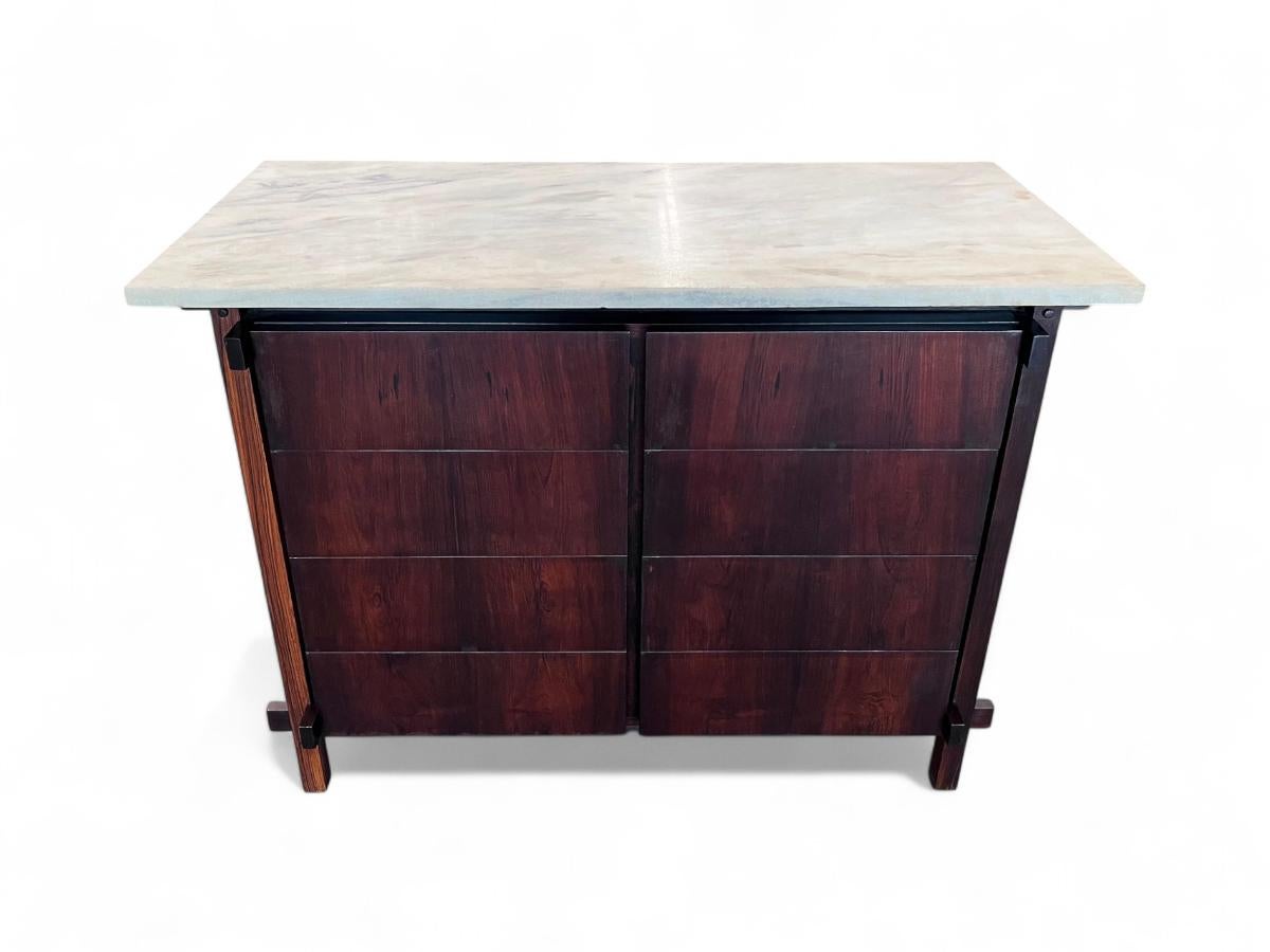 Mid-Century Modern Buffet ou coffre moderne brésilien en bois de feuillus et marbre par Tora, vers les années 1960 en vente