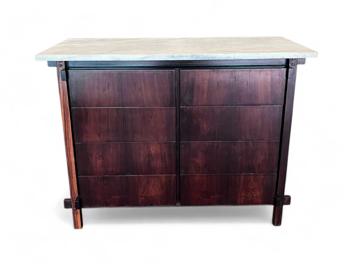 Brésilien Buffet ou coffre moderne brésilien en bois de feuillus et marbre par Tora, vers les années 1960 en vente