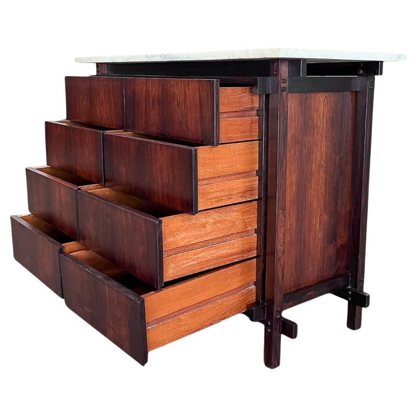 Travail du bois Buffet ou coffre moderne brésilien en bois de feuillus et marbre par Tora, vers les années 1960 en vente