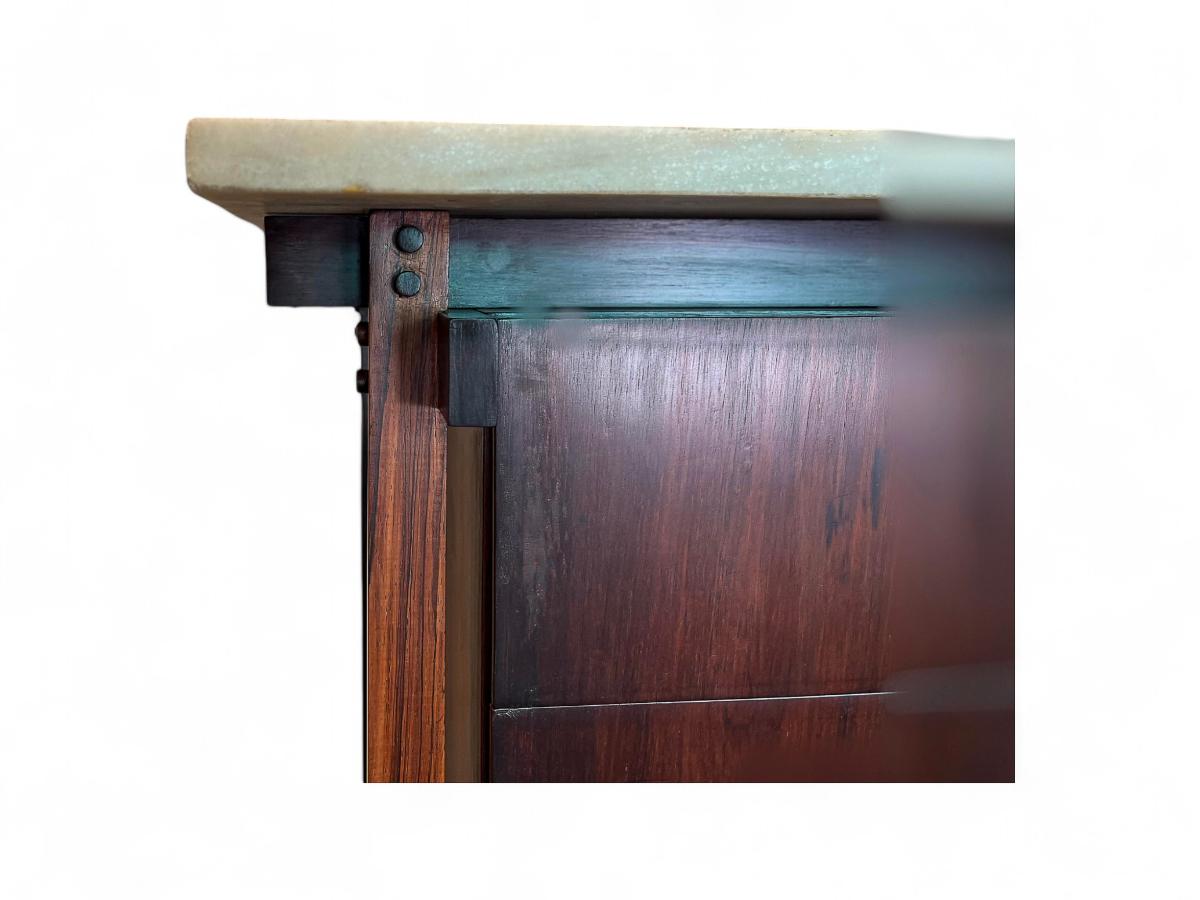 Buffet ou coffre moderne brésilien en bois de feuillus et marbre par Tora, vers les années 1960 Bon état - En vente à New York, NY