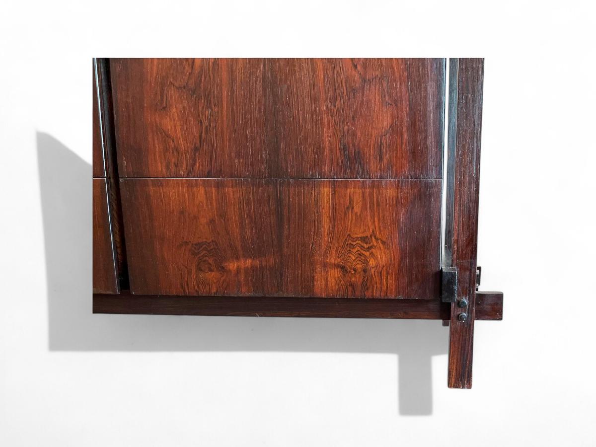 Marbre Buffet ou coffre moderne brésilien en bois de feuillus et marbre par Tora, vers les années 1960 en vente