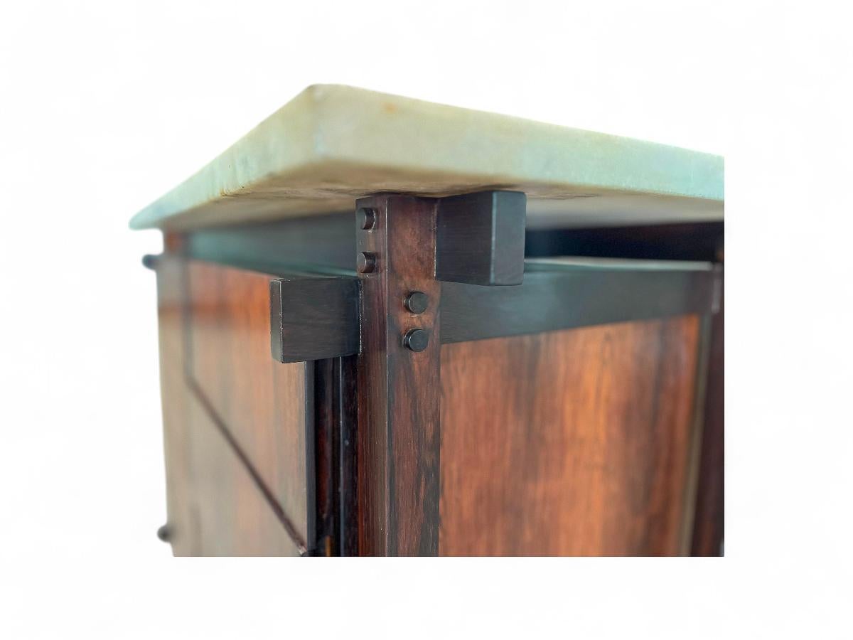 Buffet ou coffre moderne brésilien en bois de feuillus et marbre par Tora, vers les années 1960 en vente 1