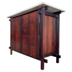 Buffet ou coffre moderne brésilien en bois de feuillus et marbre par Tora, vers les années 1960