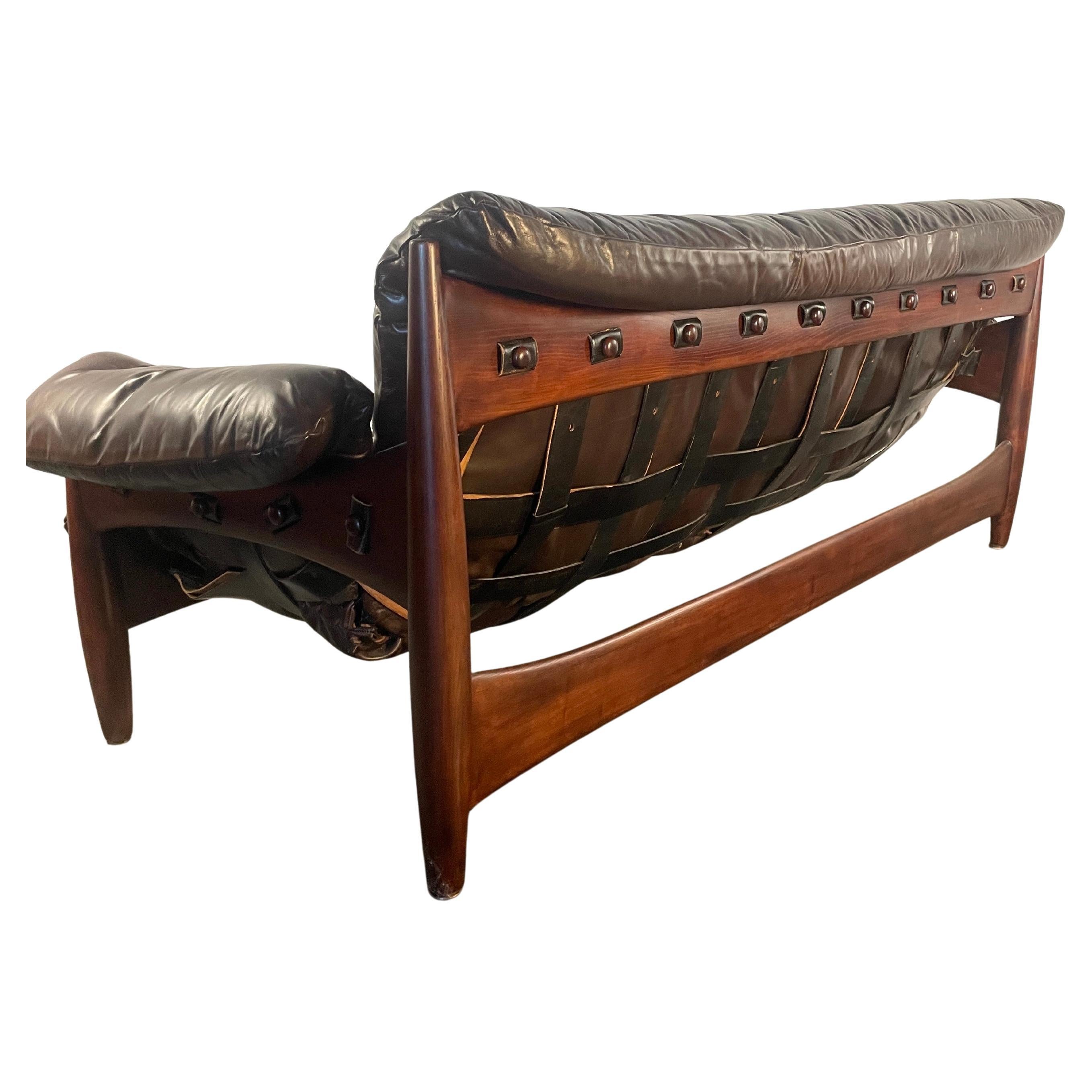 Modernes brasilianisches Sofa von Sergio Rodriguesin aus neuem Leder im Angebot