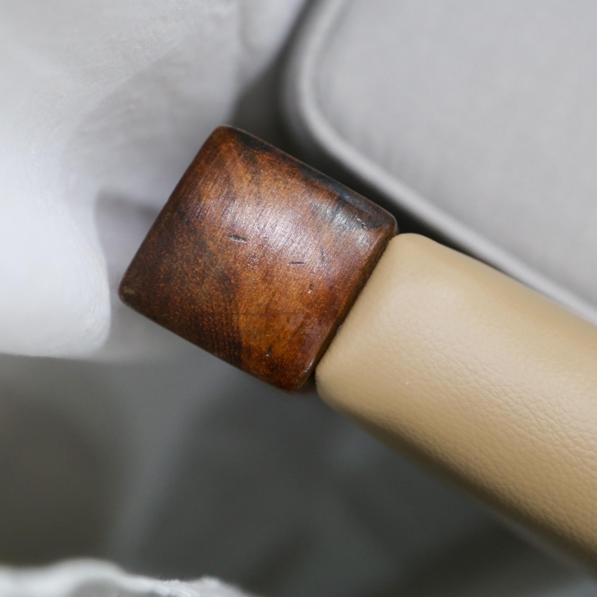 Canapé moderne brésilien en cuir beige et tissu gris de Sergio Rodrigues, Brésil en vente 5