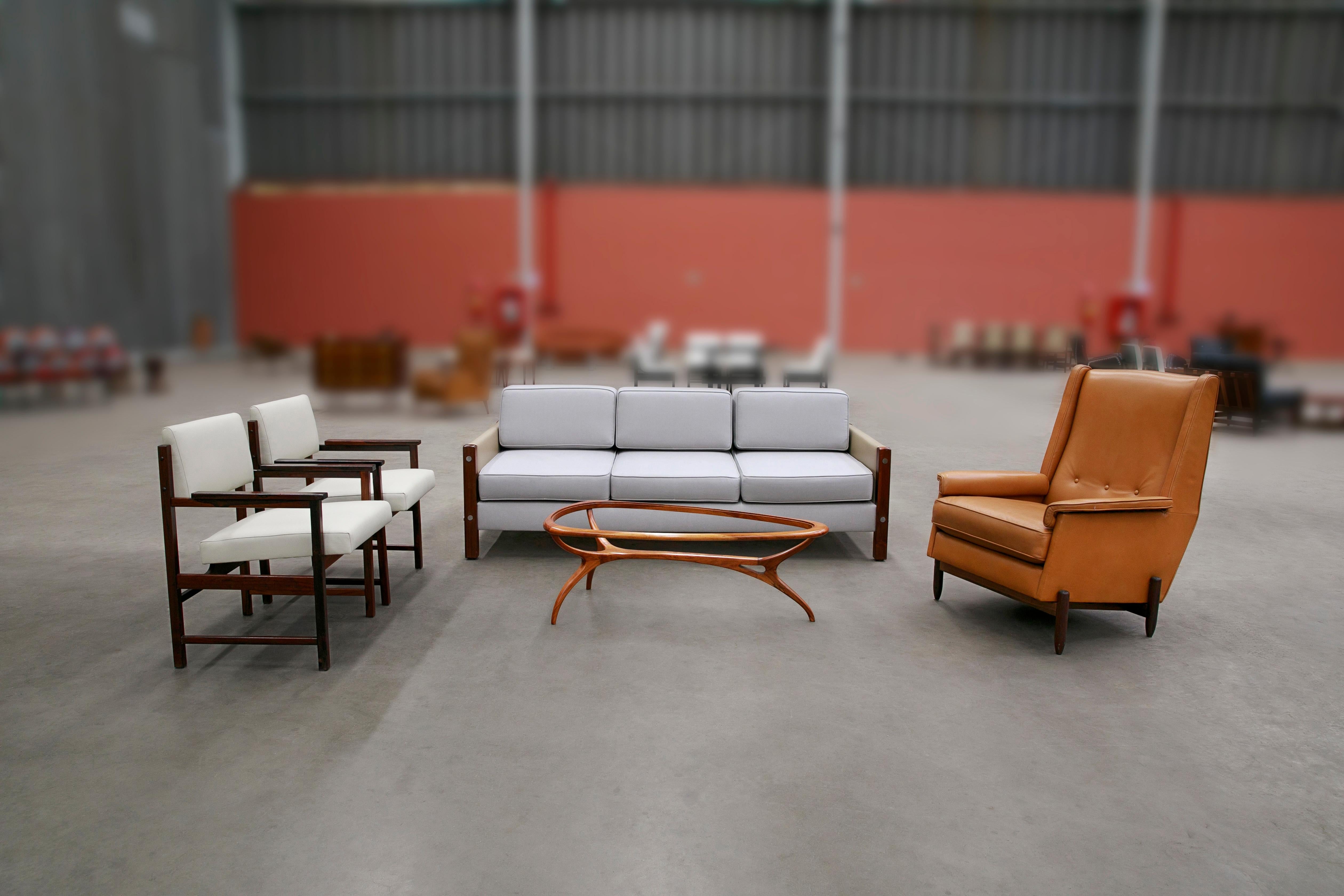 Modernes brasilianisches Sofa aus beigem Leder und grauem Stoff von Sergio Rodrigues, Brasilien im Angebot 3