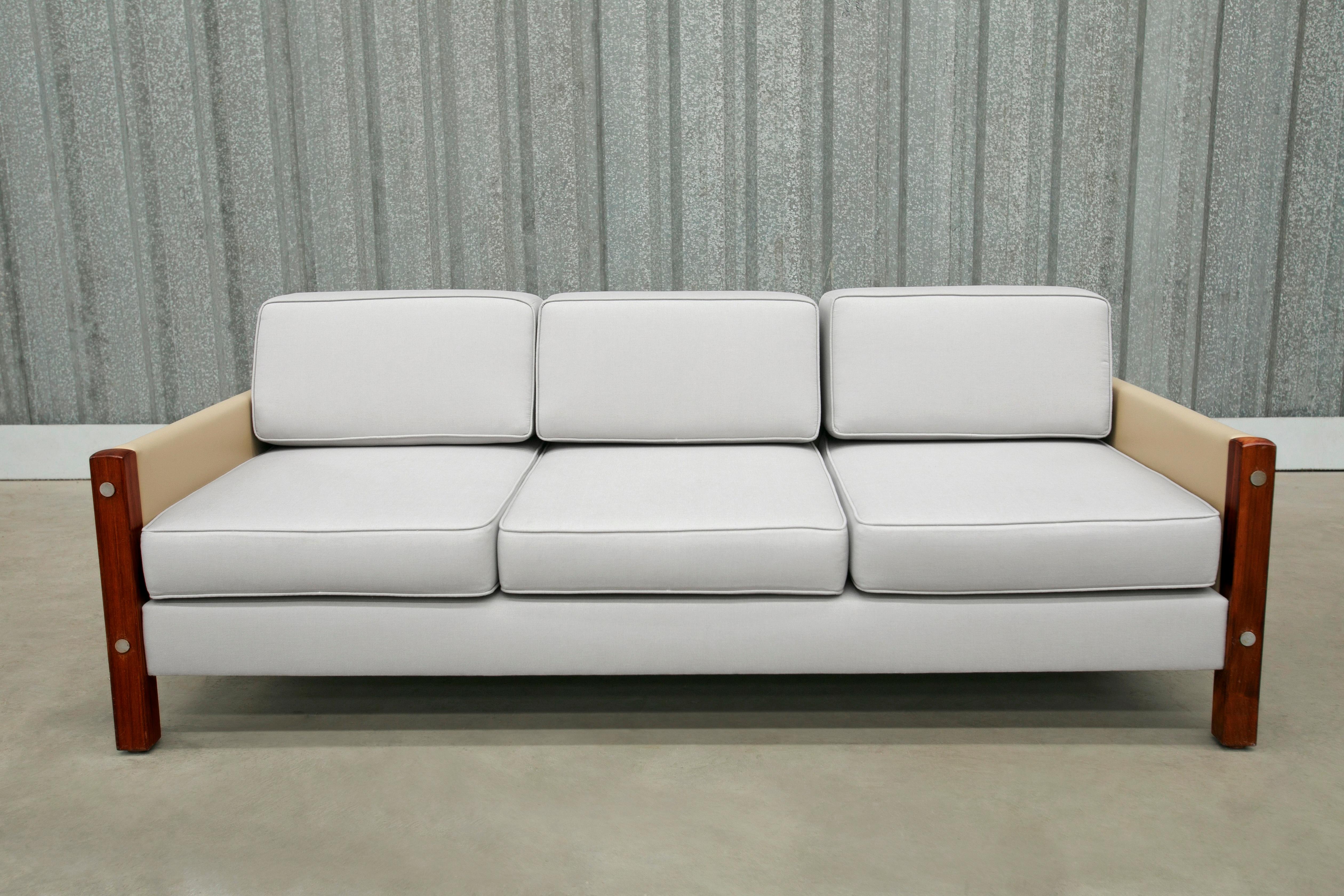 Dieses Mid-Century-Sofa für drei Personen in beigefarbenem Leder, grauem Stoff und Hartholz ist ab sofort erhältlich und absolut umwerfend!

Das Sofa heißt 