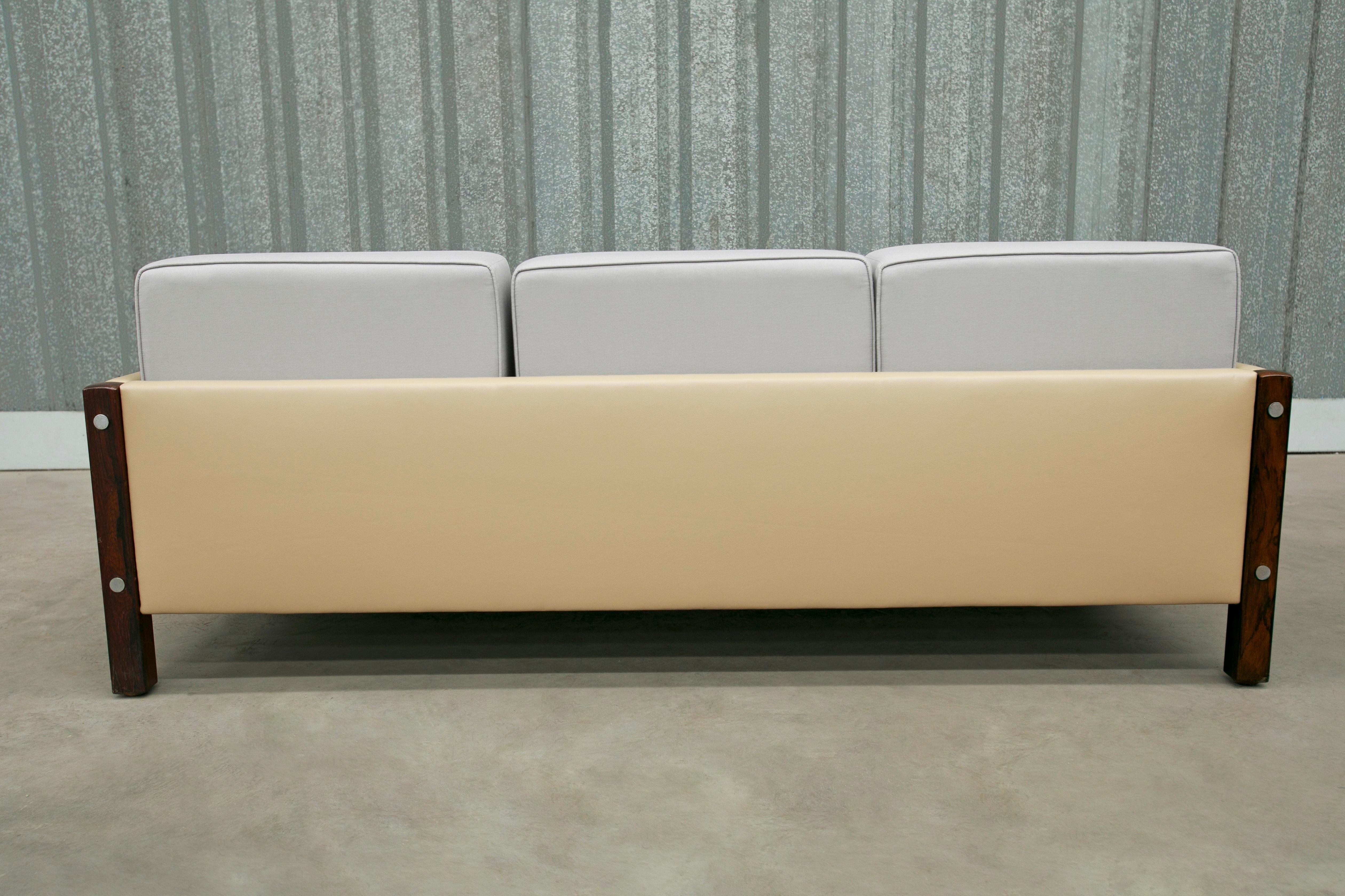 Modernes brasilianisches Sofa aus beigem Leder und grauem Stoff von Sergio Rodrigues, Brasilien (Moderne der Mitte des Jahrhunderts) im Angebot