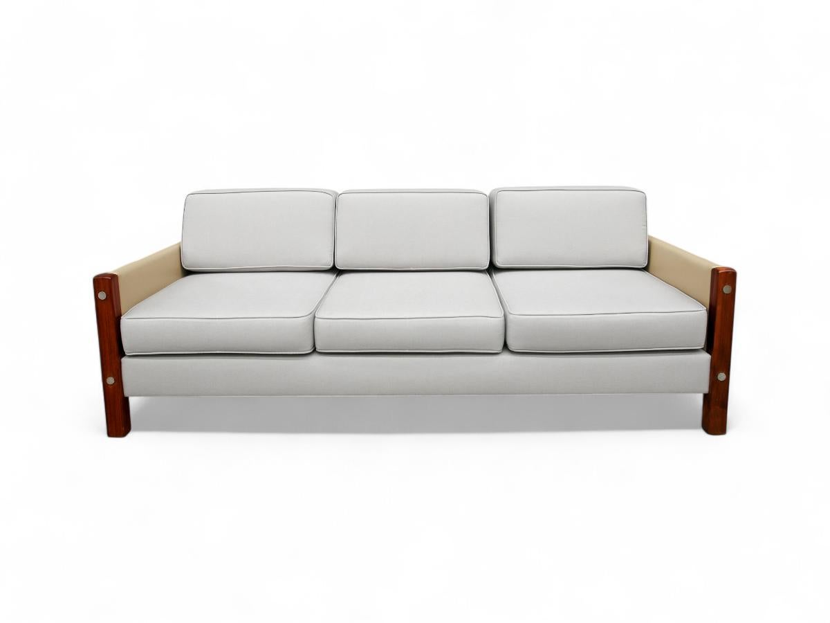 Brésilien Canapé moderne brésilien en cuir beige et tissu gris de Sergio Rodrigues, Brésil en vente