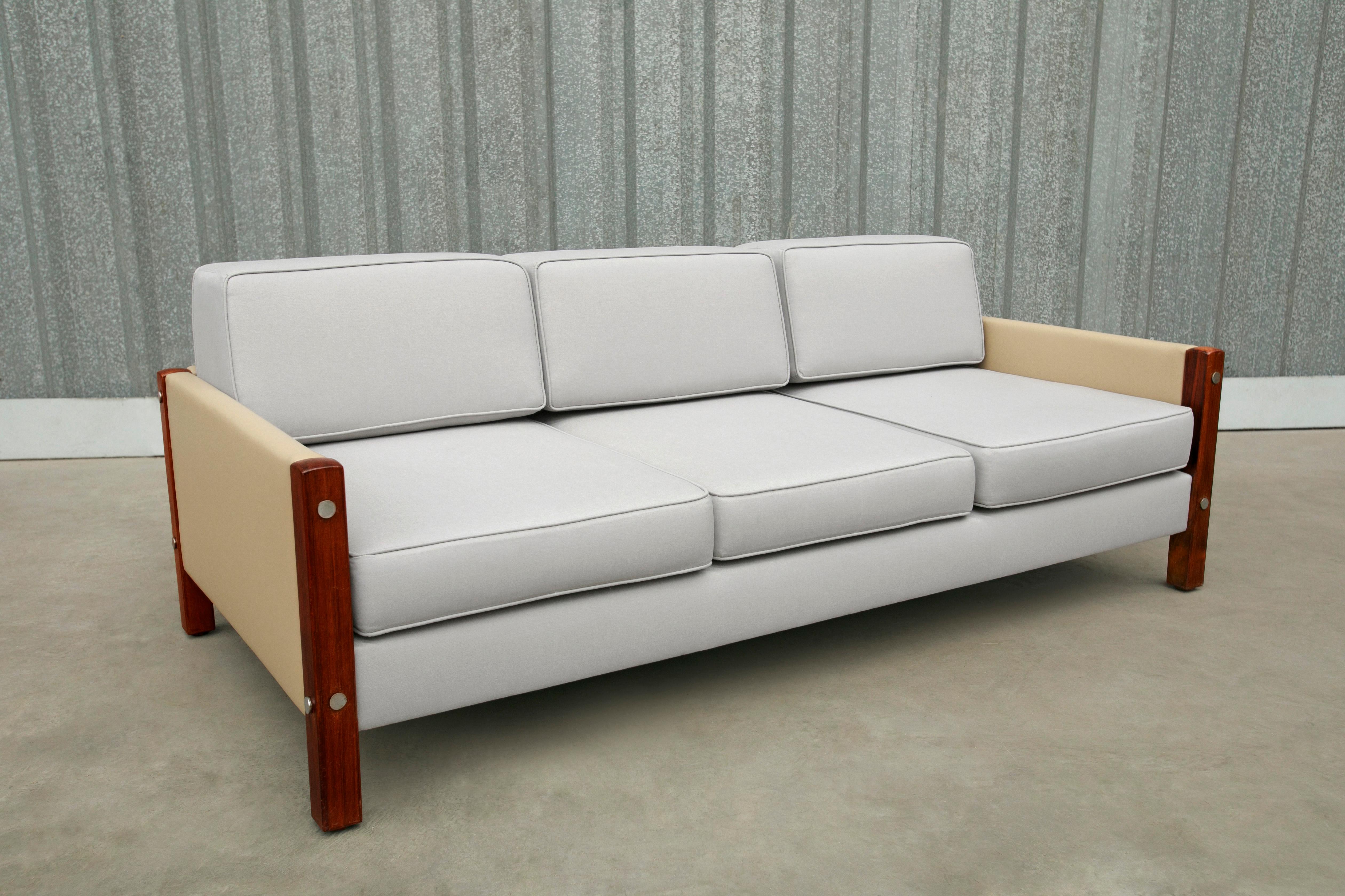 Modernes brasilianisches Sofa aus beigem Leder und grauem Stoff von Sergio Rodrigues, Brasilien (Holzarbeit) im Angebot