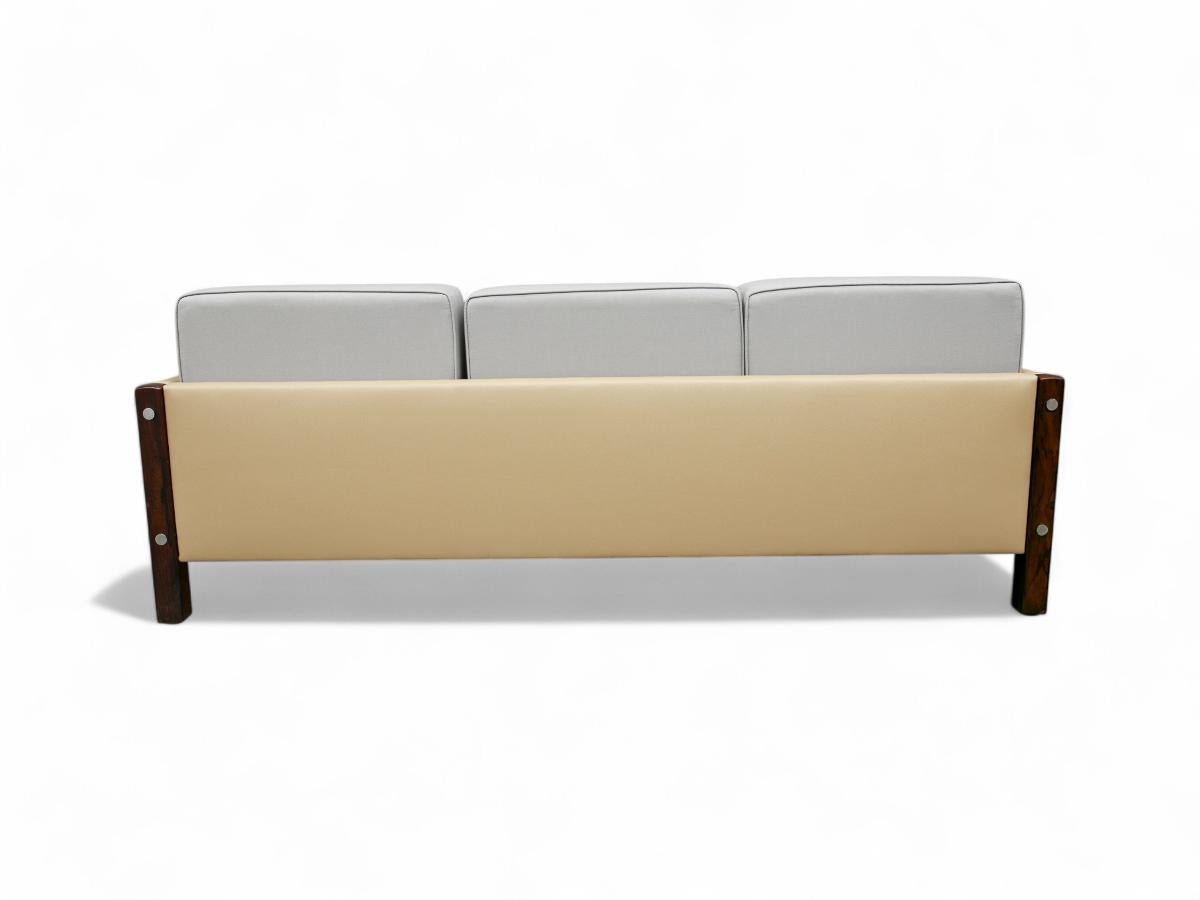 Travail du bois Canapé moderne brésilien en cuir beige et tissu gris de Sergio Rodrigues, Brésil en vente