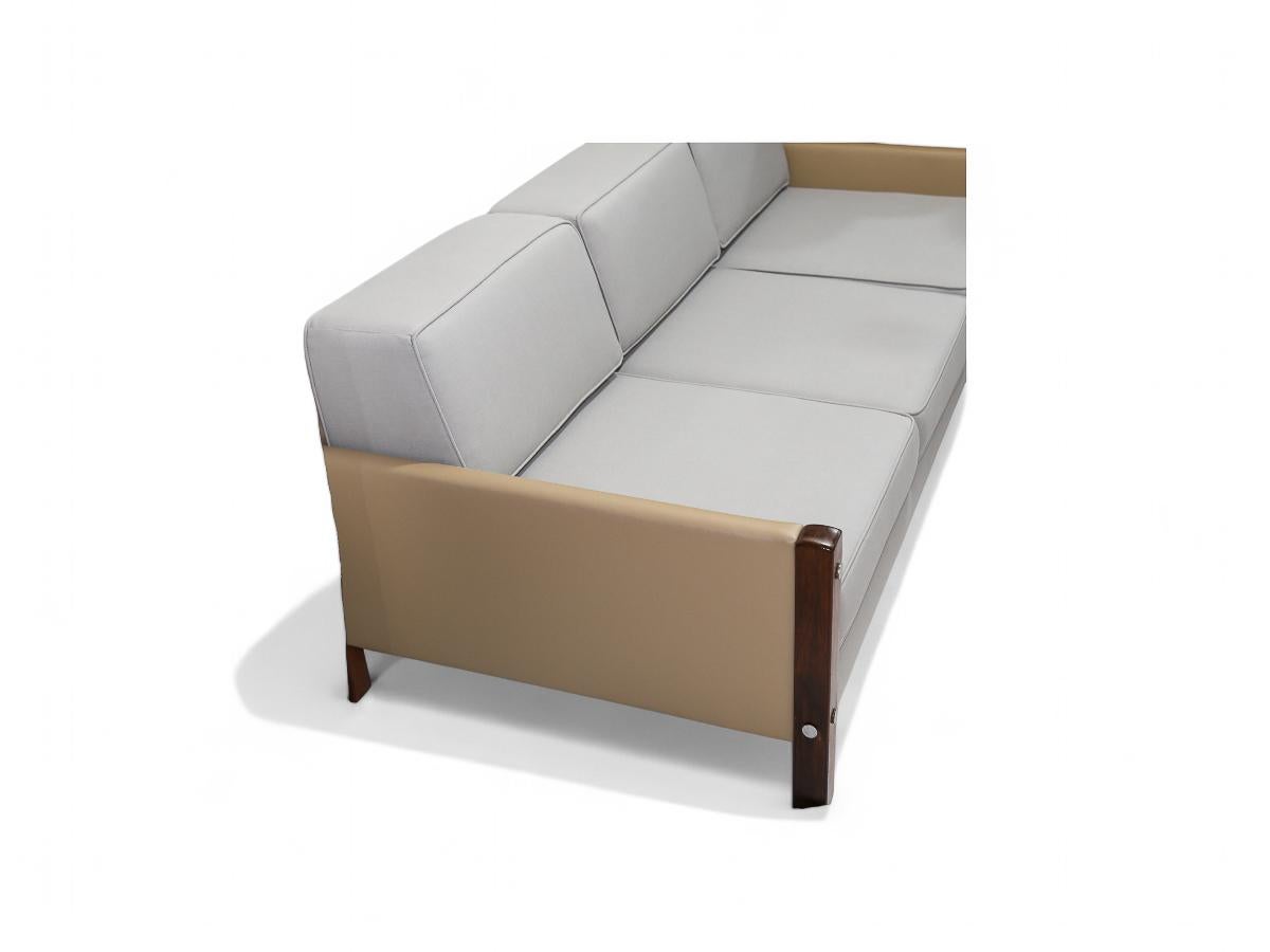 Milieu du XXe siècle Canapé moderne brésilien en cuir beige et tissu gris de Sergio Rodrigues, Brésil en vente