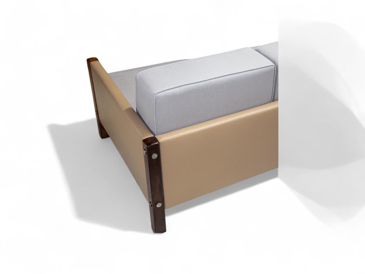 Bois de feuillus Canapé moderne brésilien en cuir beige et tissu gris de Sergio Rodrigues, Brésil en vente