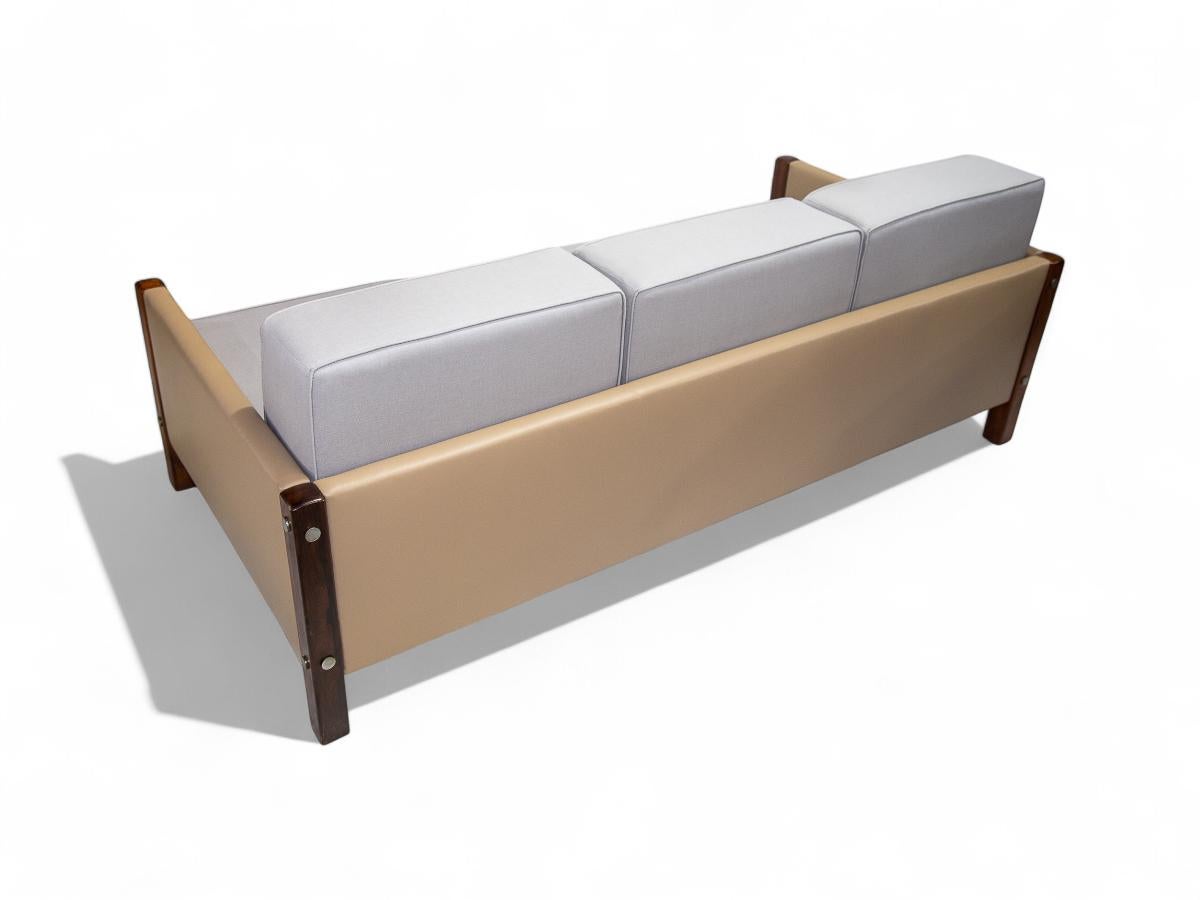 Canapé moderne brésilien en cuir beige et tissu gris de Sergio Rodrigues, Brésil en vente 1