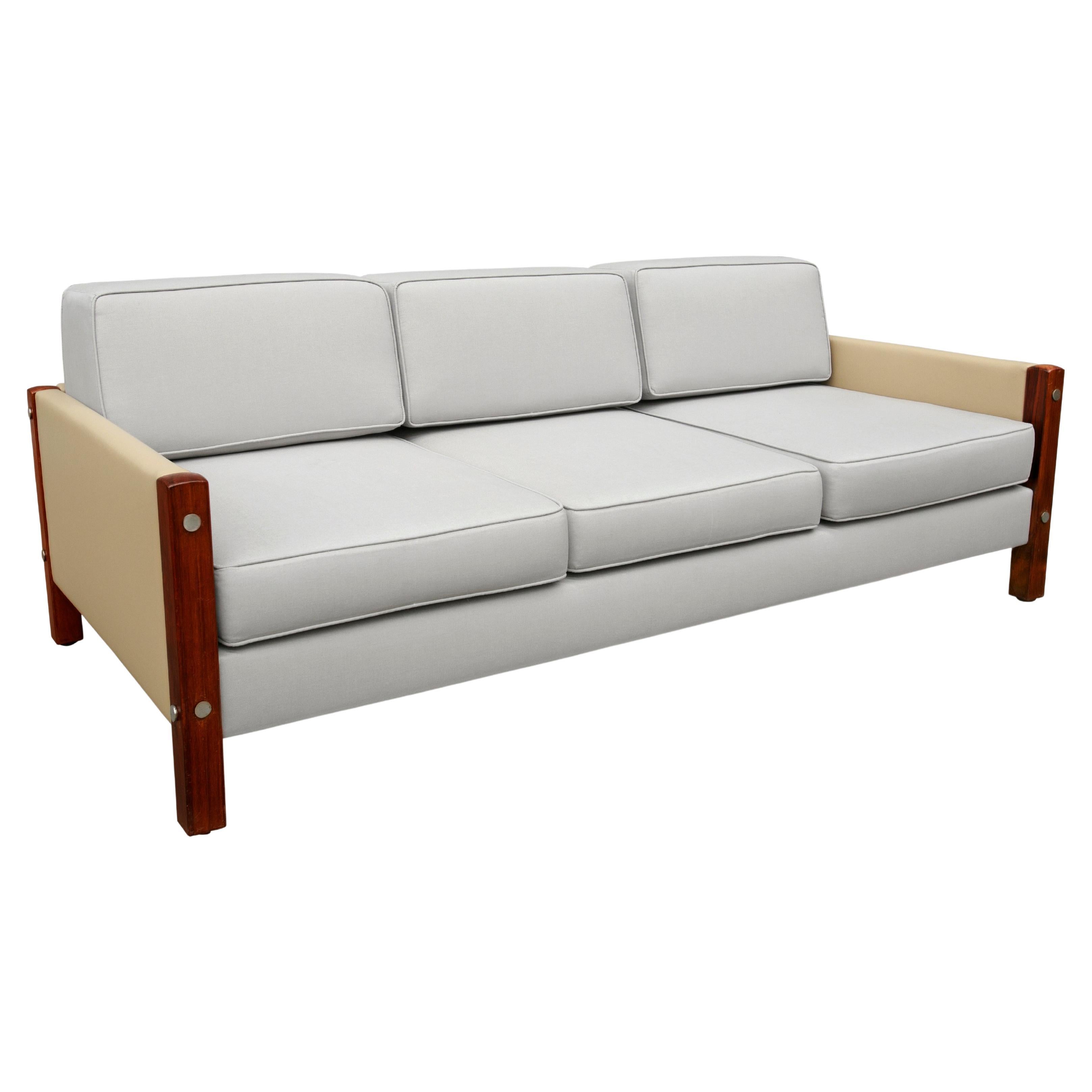 Modernes brasilianisches Sofa aus beigem Leder und grauem Stoff von Sergio Rodrigues, Brasilien im Angebot