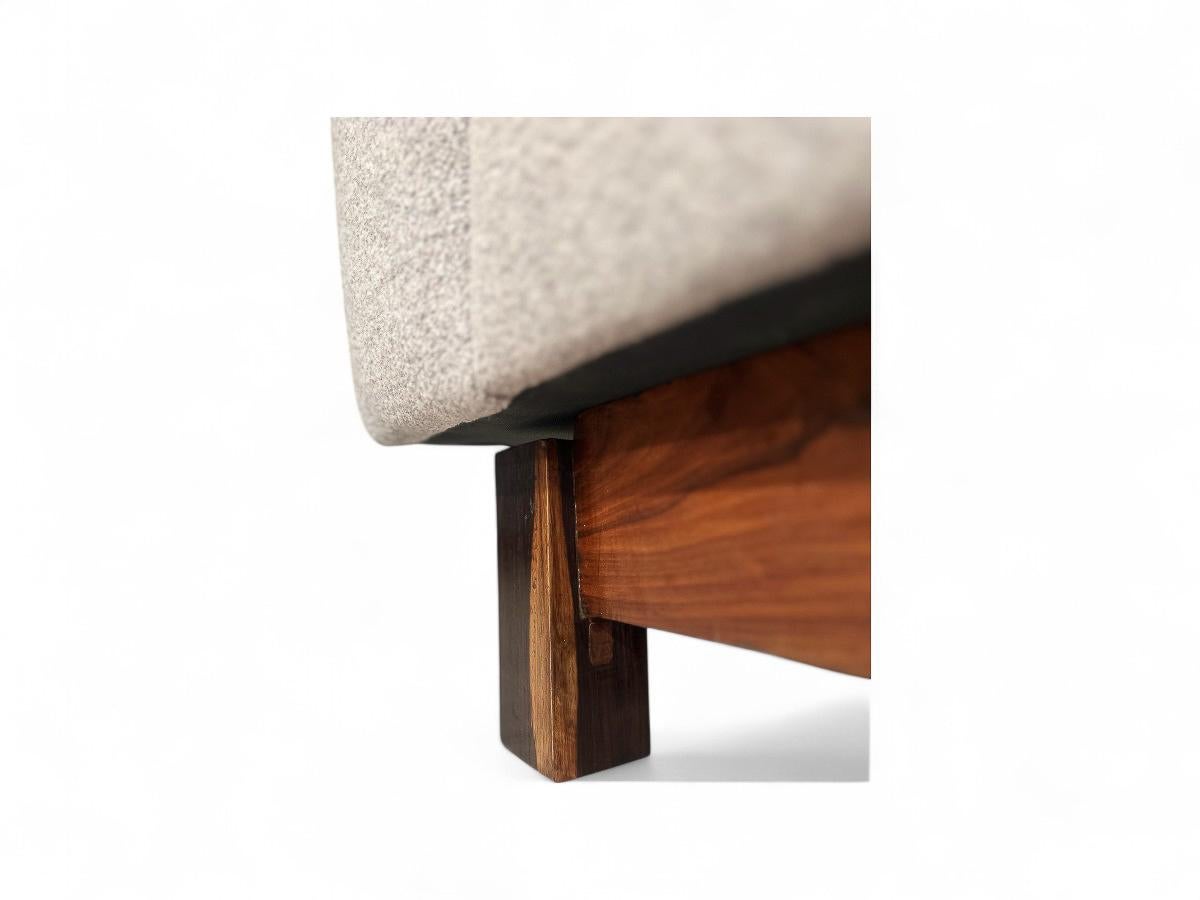 Brésilien Canapé moderne brésilien en boucle grise et bois dur, Sergio Rodrigues, 1960 en vente