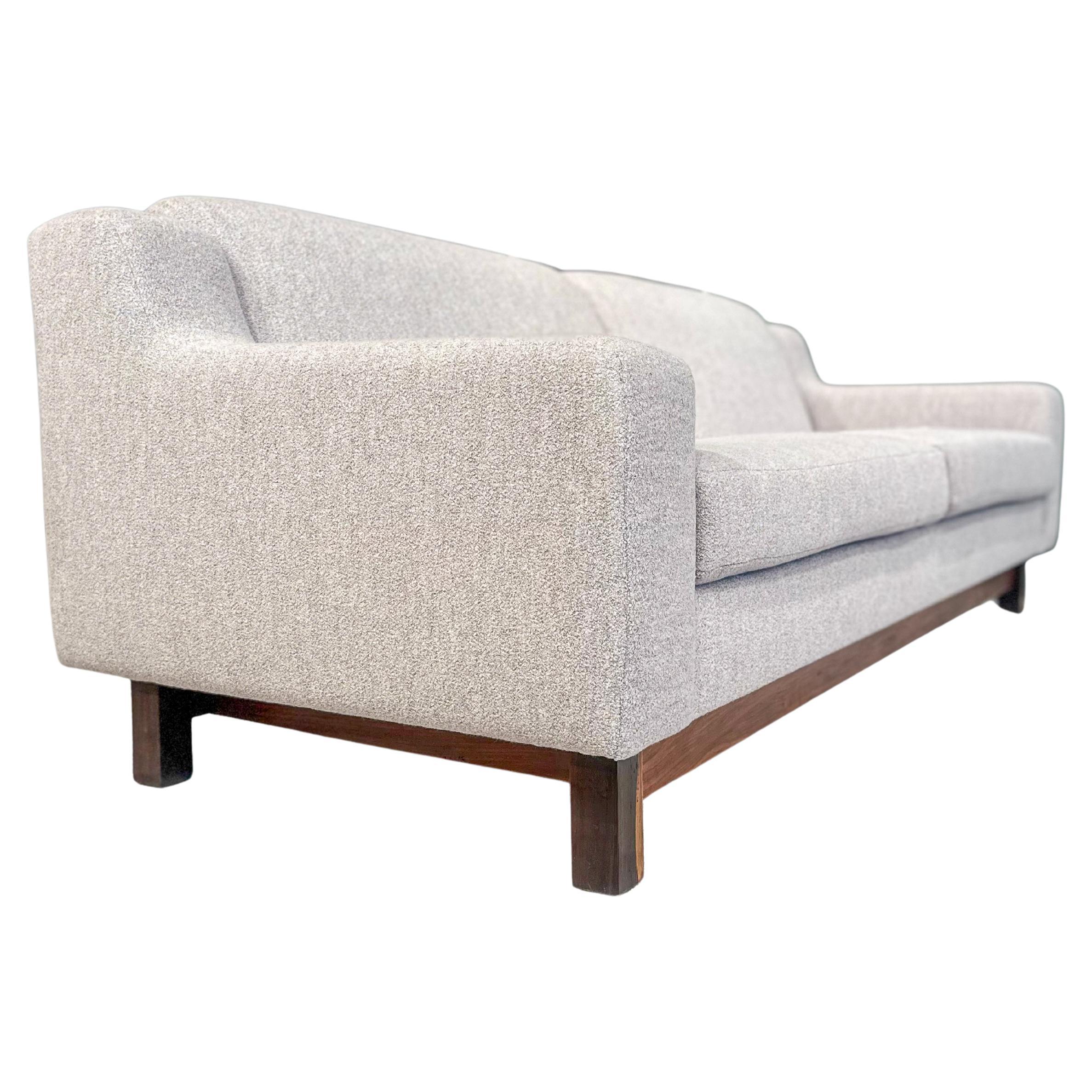 Divano moderno brasiliano in bouclé grigio e legno duro, Sergio Rodrigues, 1960