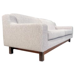 Divano moderno brasiliano in bouclé grigio e legno duro, Sergio Rodrigues, 1960