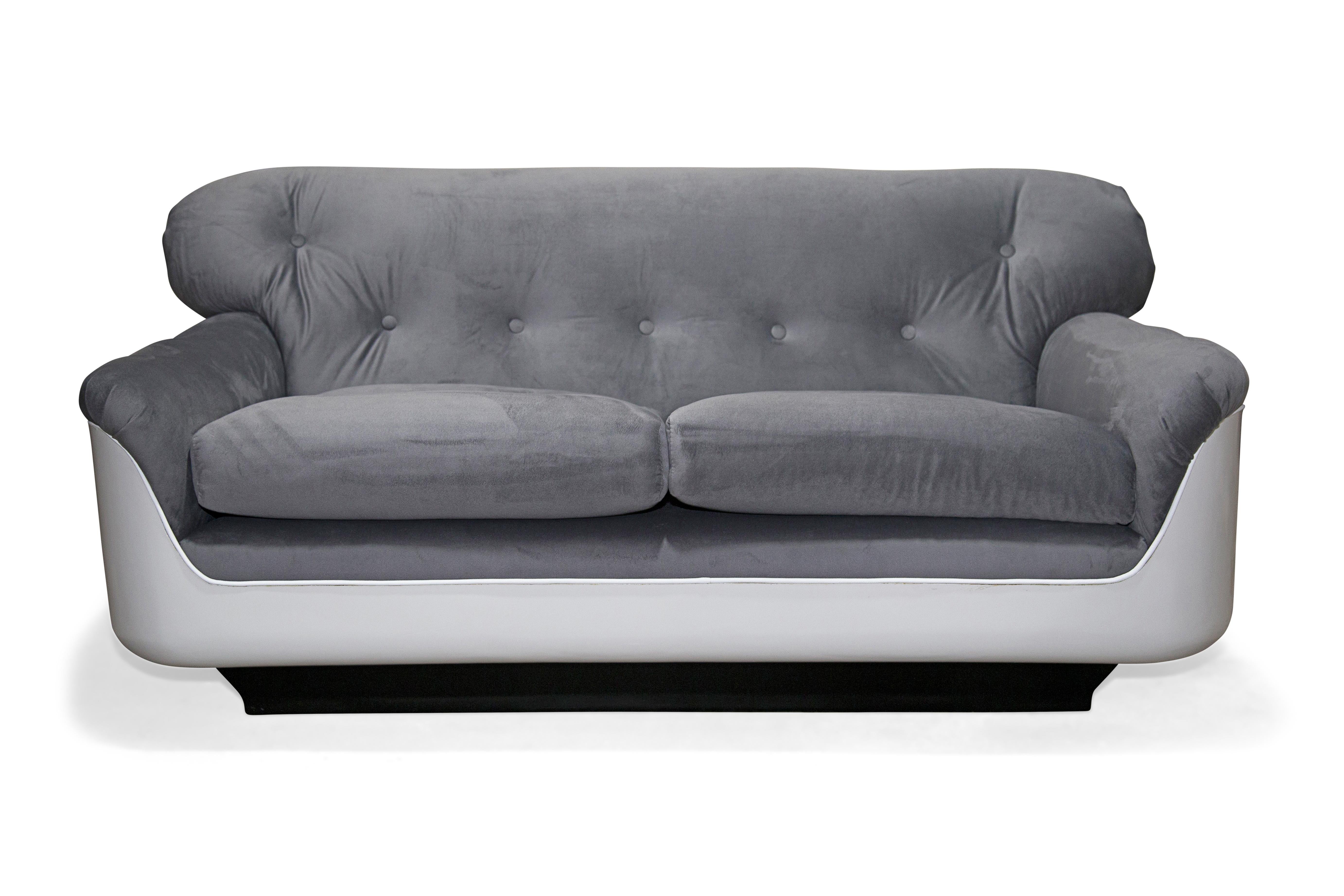 Das ab sofort erhältliche VIP-Sofa wurde für den wachsenden brasilianischen Büromöbelmarkt in den siebziger Jahren entwickelt. Das Sofa bietet bequem Platz für zwei Personen und besteht aus einer Fiberglasstruktur mit glattem grauem Samt.

Dieses