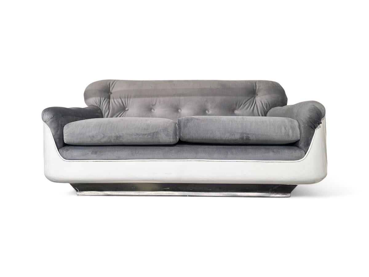 Hand-Crafted Brazilian Modern Sofa in Grey Velvet & Fiber by Jorge Zalszupin, 1973, Brazil For Sale