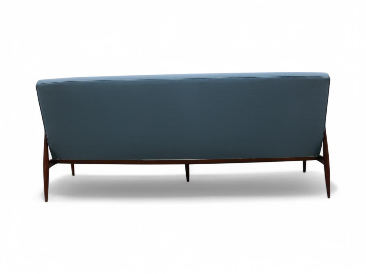 20ième siècle Canapé moderne brésilien en bois dur et tissu bleu de Giuseppe Scapinelli, 1950 en vente