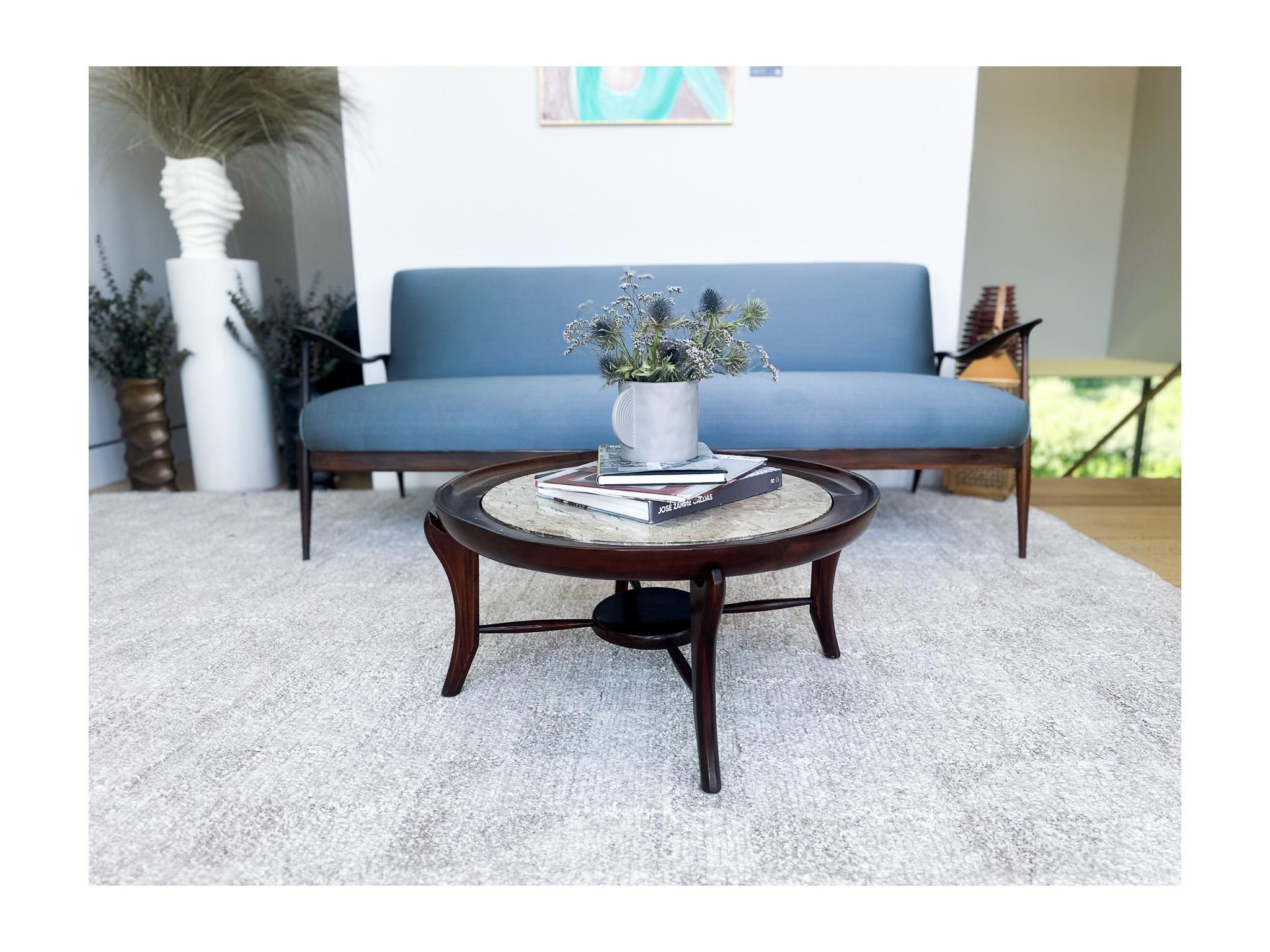 Sofá moderno brasileño de madera noble y tela azul de Giuseppe Scapinelli, 1950 en venta 3