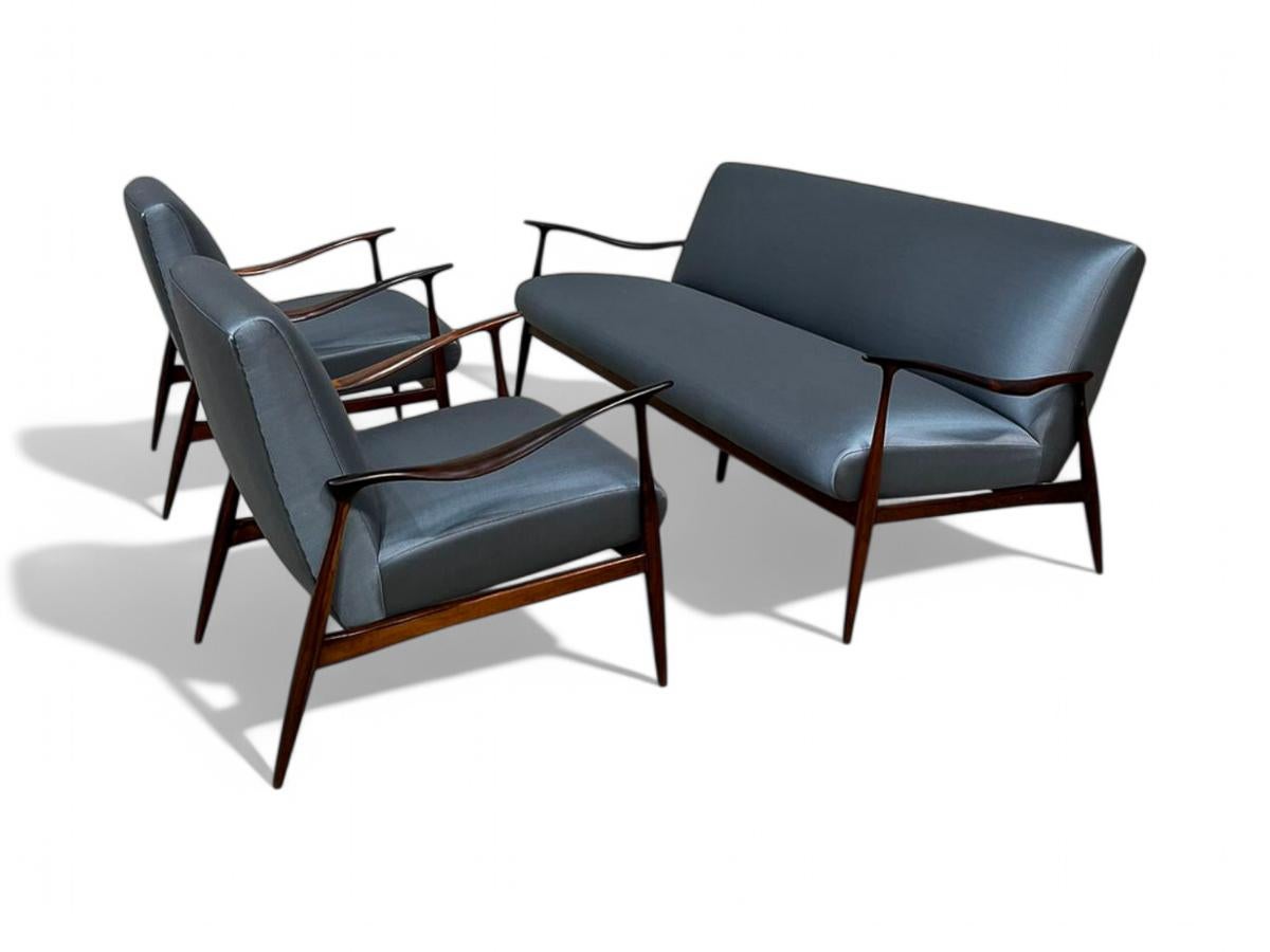 Canapé moderne brésilien en bois dur et tissu bleu de Giuseppe Scapinelli, 1950 en vente 1