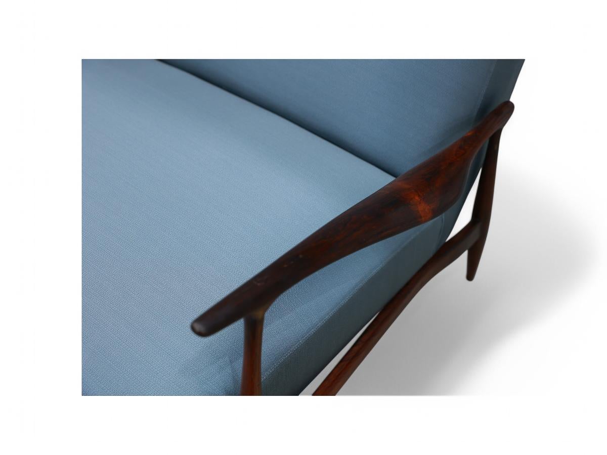 Disponible dès aujourd'hui, avec livraison nationale dans la région métropolitaine de New York incluse, ce canapé moderne brésilien en bois dur et tissu bleu par Giuseppe Scapinelli.  n'est rien de moins que magnifique !  

Ce canapé trois places,