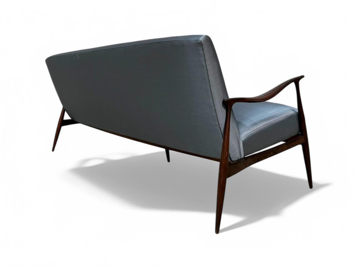 Mid-Century Modern Canapé moderne brésilien en bois dur et tissu bleu de Giuseppe Scapinelli, 1950 en vente