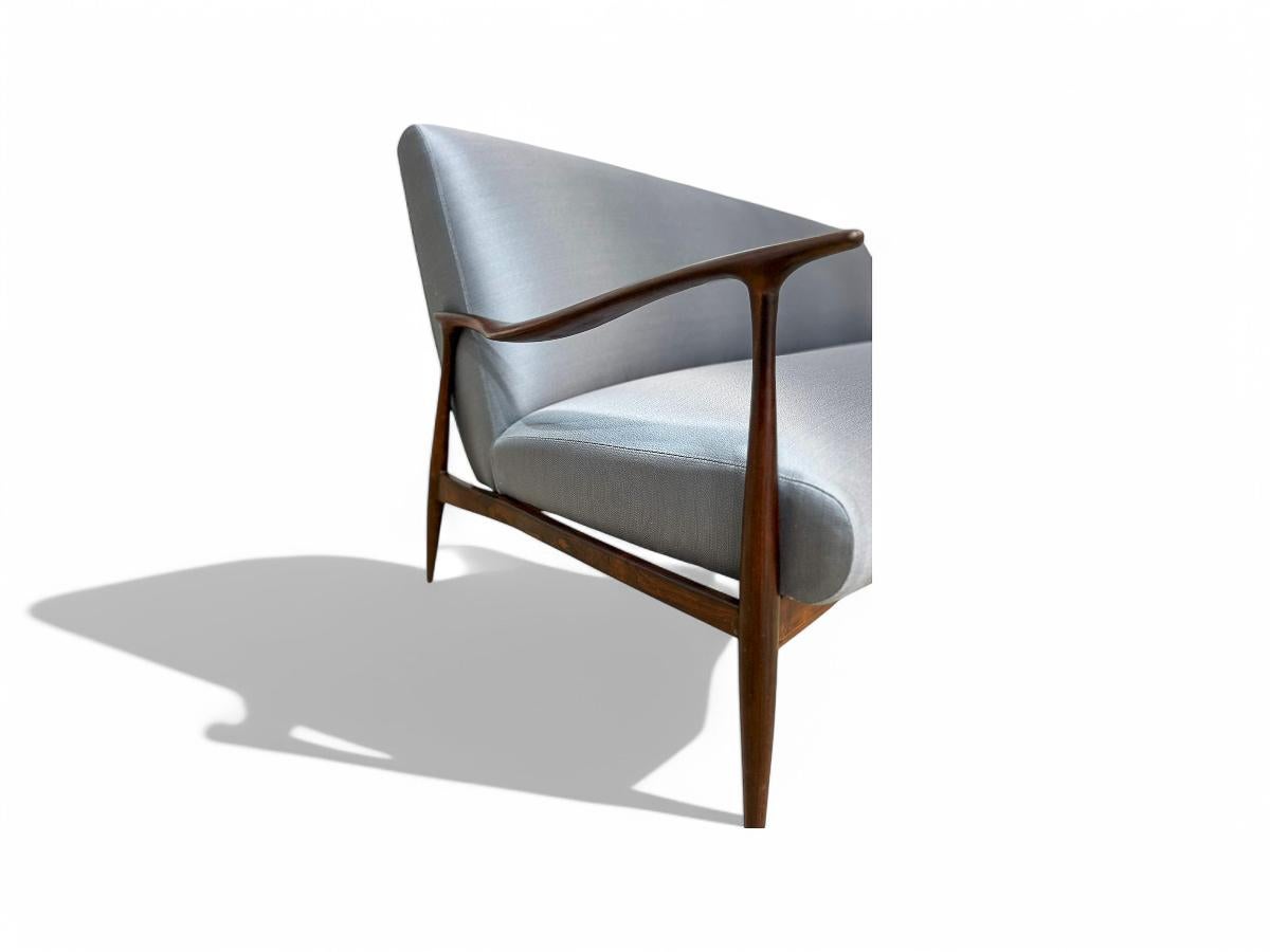Brésilien Canapé moderne brésilien en bois dur et tissu bleu de Giuseppe Scapinelli, 1950 en vente