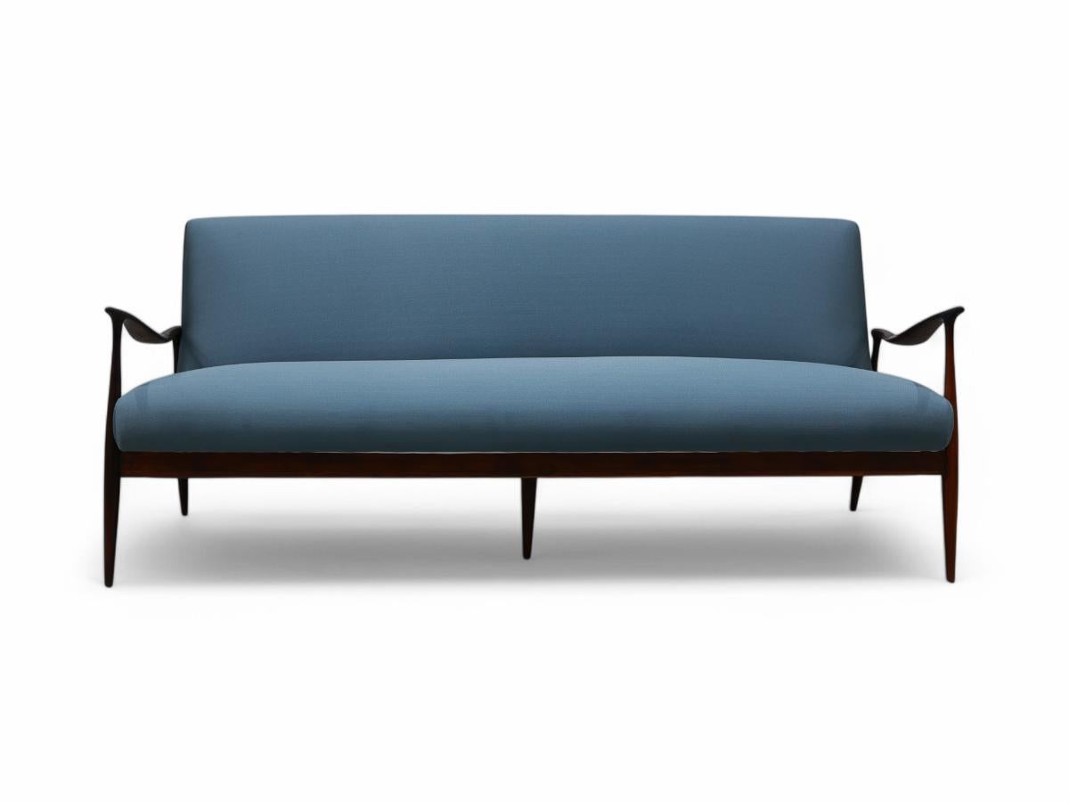 Sculpté à la main Canapé moderne brésilien en bois dur et tissu bleu de Giuseppe Scapinelli, 1950 en vente