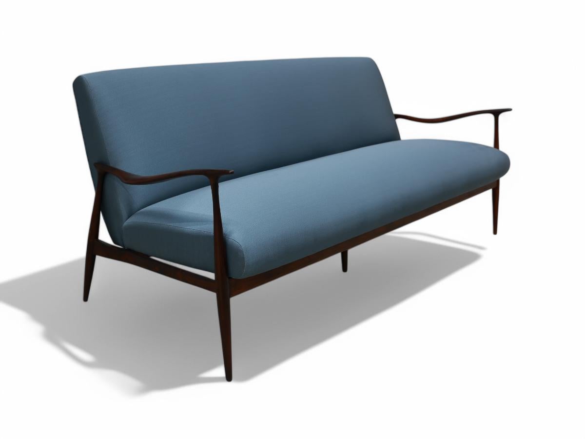 Canapé moderne brésilien en bois dur et tissu bleu de Giuseppe Scapinelli, 1950 Bon état - En vente à New York, NY