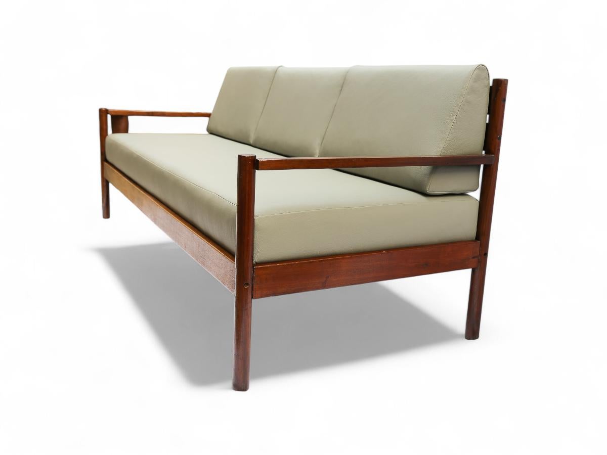 Disponible hoy, con envío nacional en el área metropolitana de Nueva York incluido, este Sofá Moderno Brasileño de Madera y Piel de Michel Arnoult, c. 1960, ¡es sencillamente precioso! La estructura del sofá es de madera dura, mientras que los