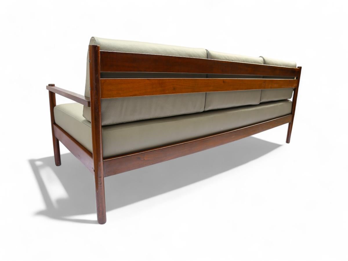Sofá moderno brasileño de madera y cuero de Michel Arnoult, c. 1960 Moderno de mediados de siglo en venta