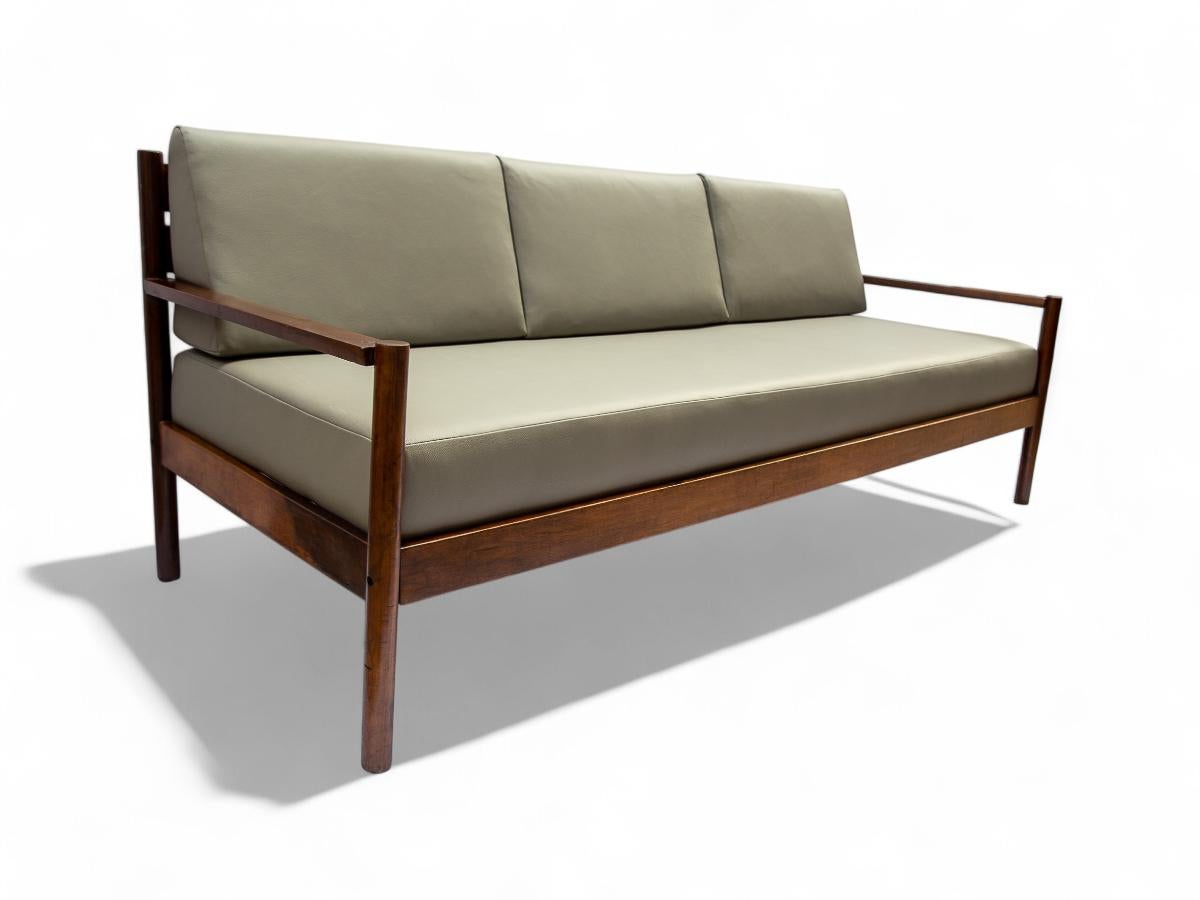 Sofá moderno brasileño de madera y cuero de Michel Arnoult, c. 1960 Brasileño en venta