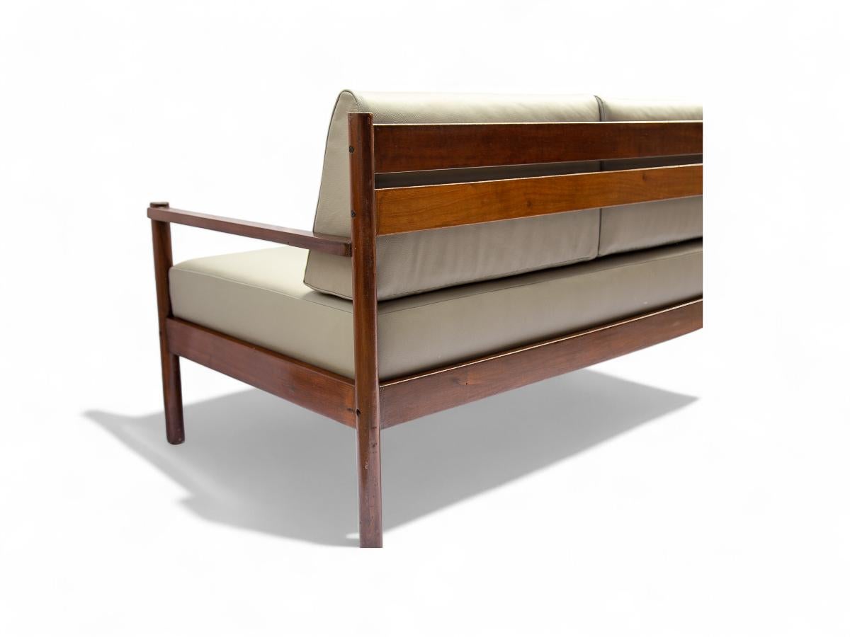 Sofá moderno brasileño de madera y cuero de Michel Arnoult, c. 1960 Carpintería en venta