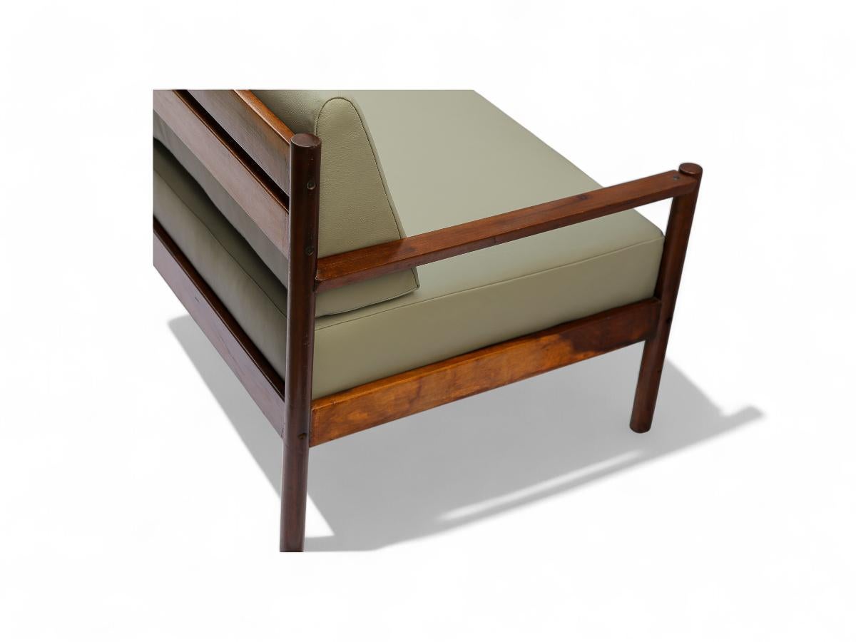Sofá moderno brasileño de madera y cuero de Michel Arnoult, c. 1960 en Bueno estado para la venta en New York, NY