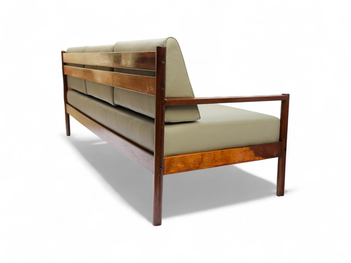 Sofá moderno brasileño de madera y cuero de Michel Arnoult, c. 1960 siglo XX en venta