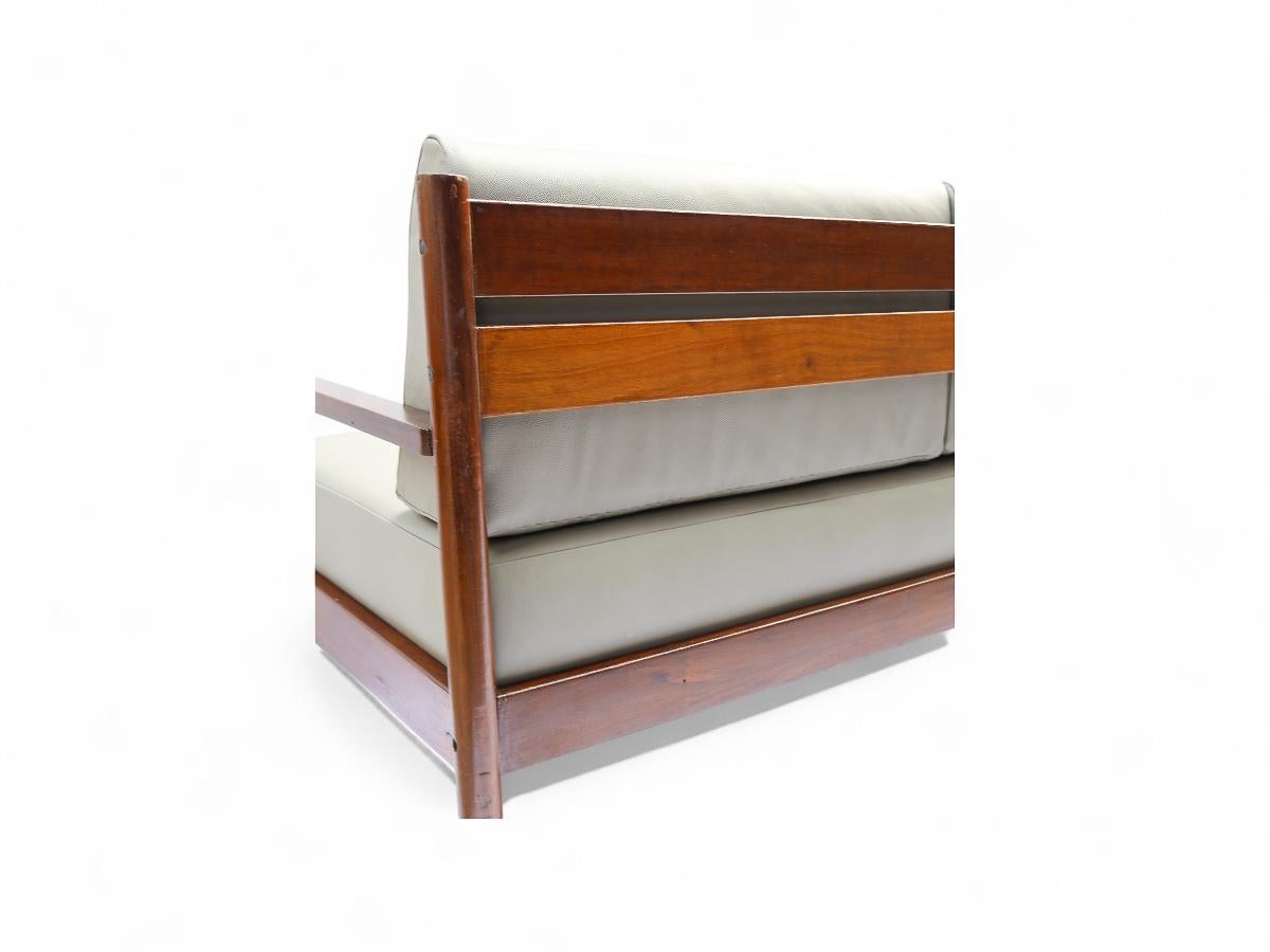 Sofá moderno brasileño de madera y cuero de Michel Arnoult, c. 1960 Cuero en venta