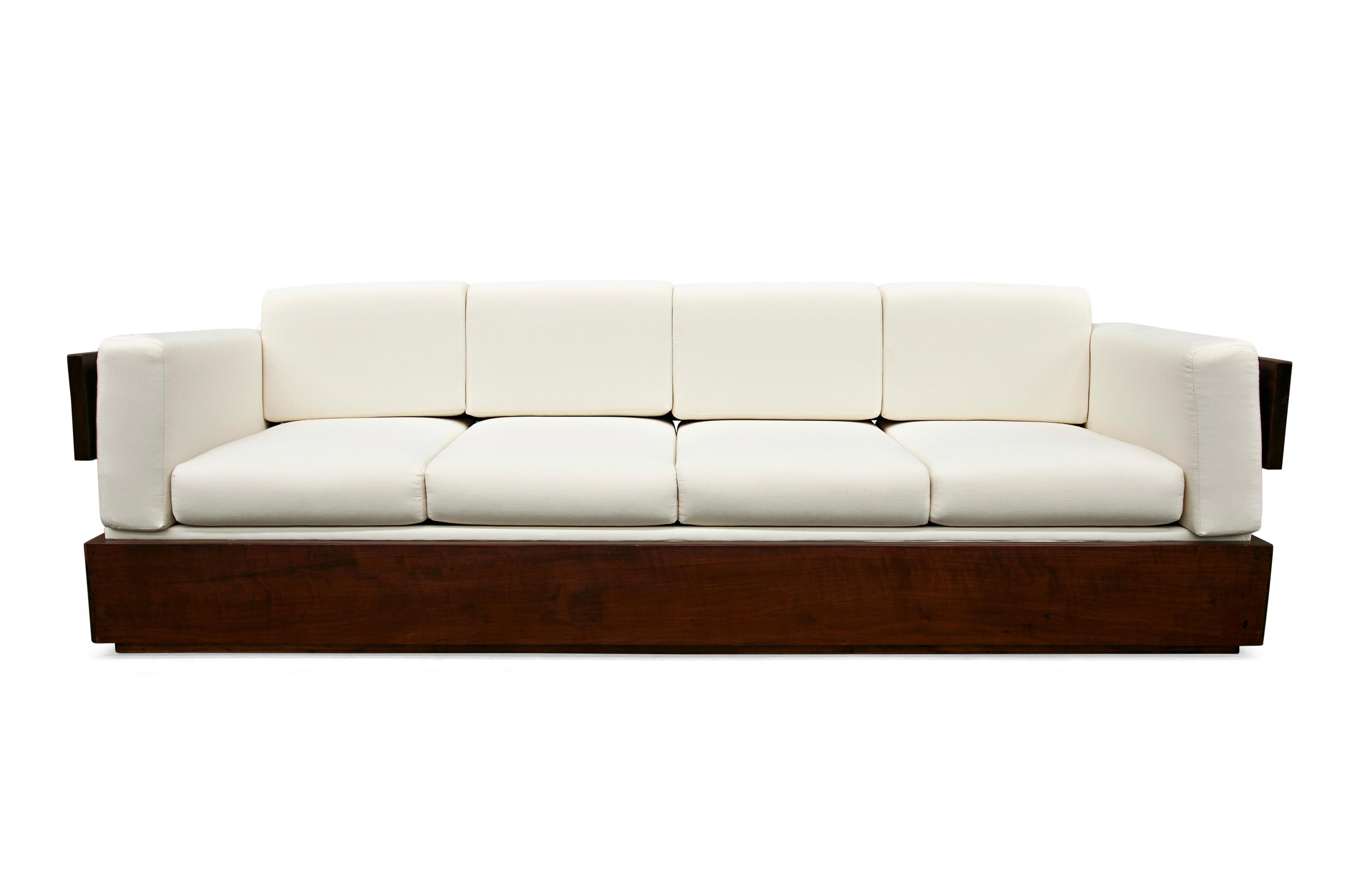 Ce canapé moderne brésilien en bois dur et lin blanc réalisé par Celina dans les années 60 n'est rien de moins que spectaculaire !

Le cadre du canapé est en bois de rose brésilien.  et les coussins ont été recouverts de lin blanc. La forme du