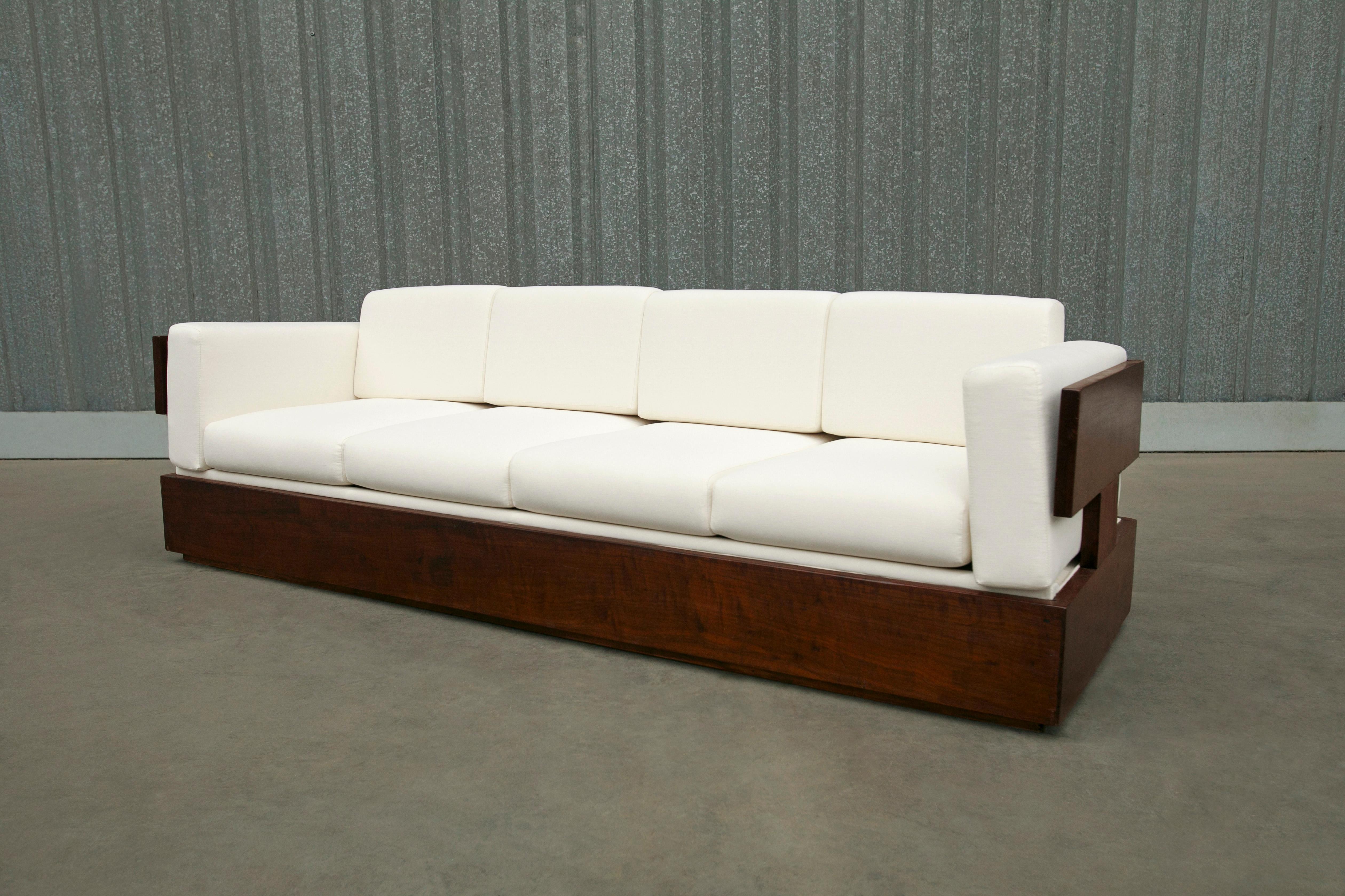 Brasilianisches modernes Sofa aus Hartholz und weißem Leinen von Celina, Brasilien, um 1960 im Angebot 1
