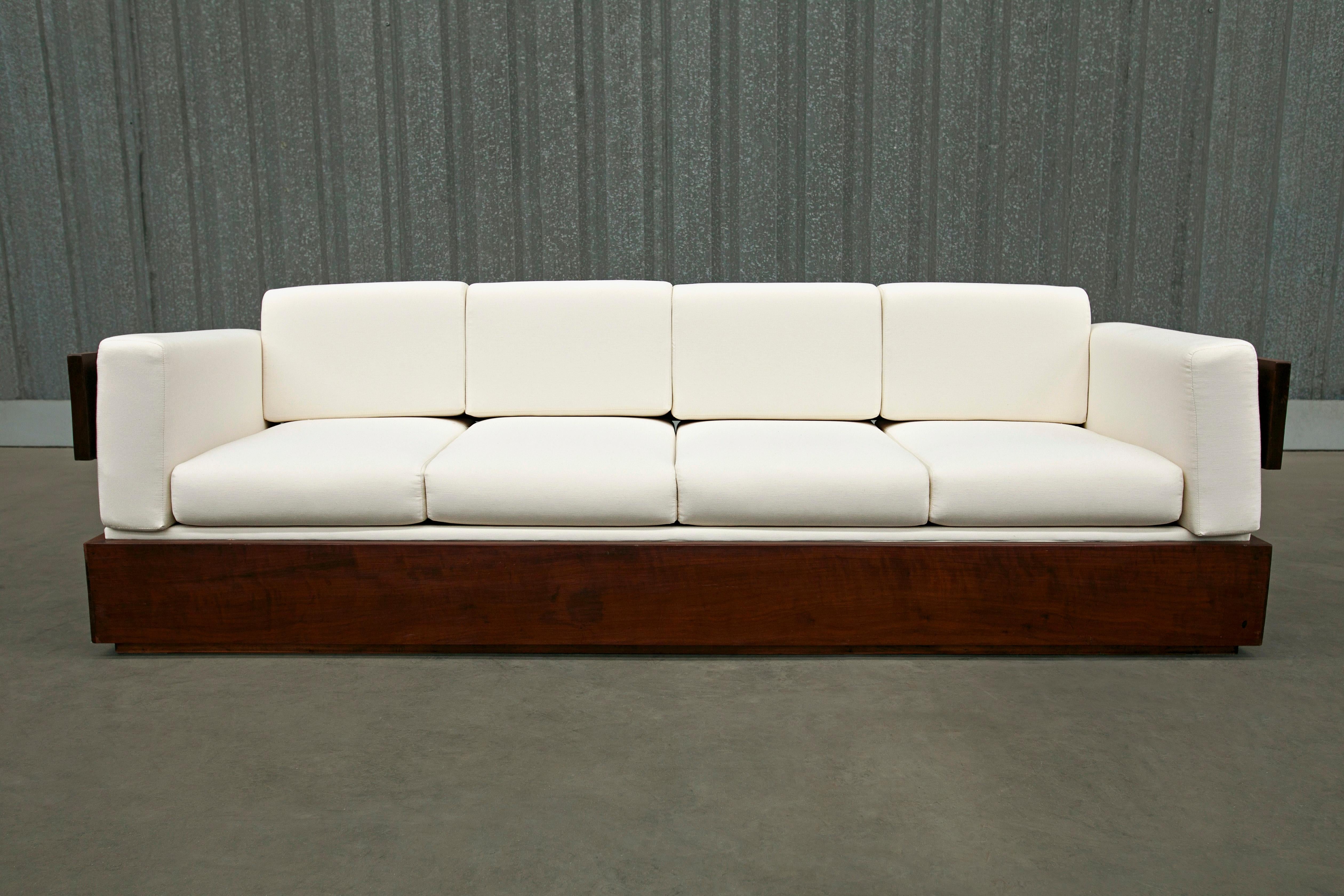 Brazilian Modern Sofa in Hardwood and White Linen by Celina, Brazil, c. 1960 For Sale 2