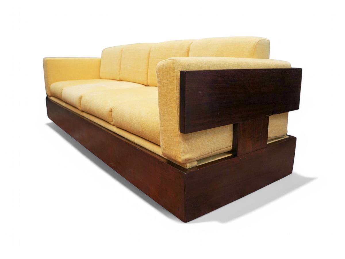 Brasilianisches modernes Sofa aus Hartholz und gelber Chenille, Celina, Brasilien, 1960er Jahre im Zustand „Gut“ im Angebot in New York, NY