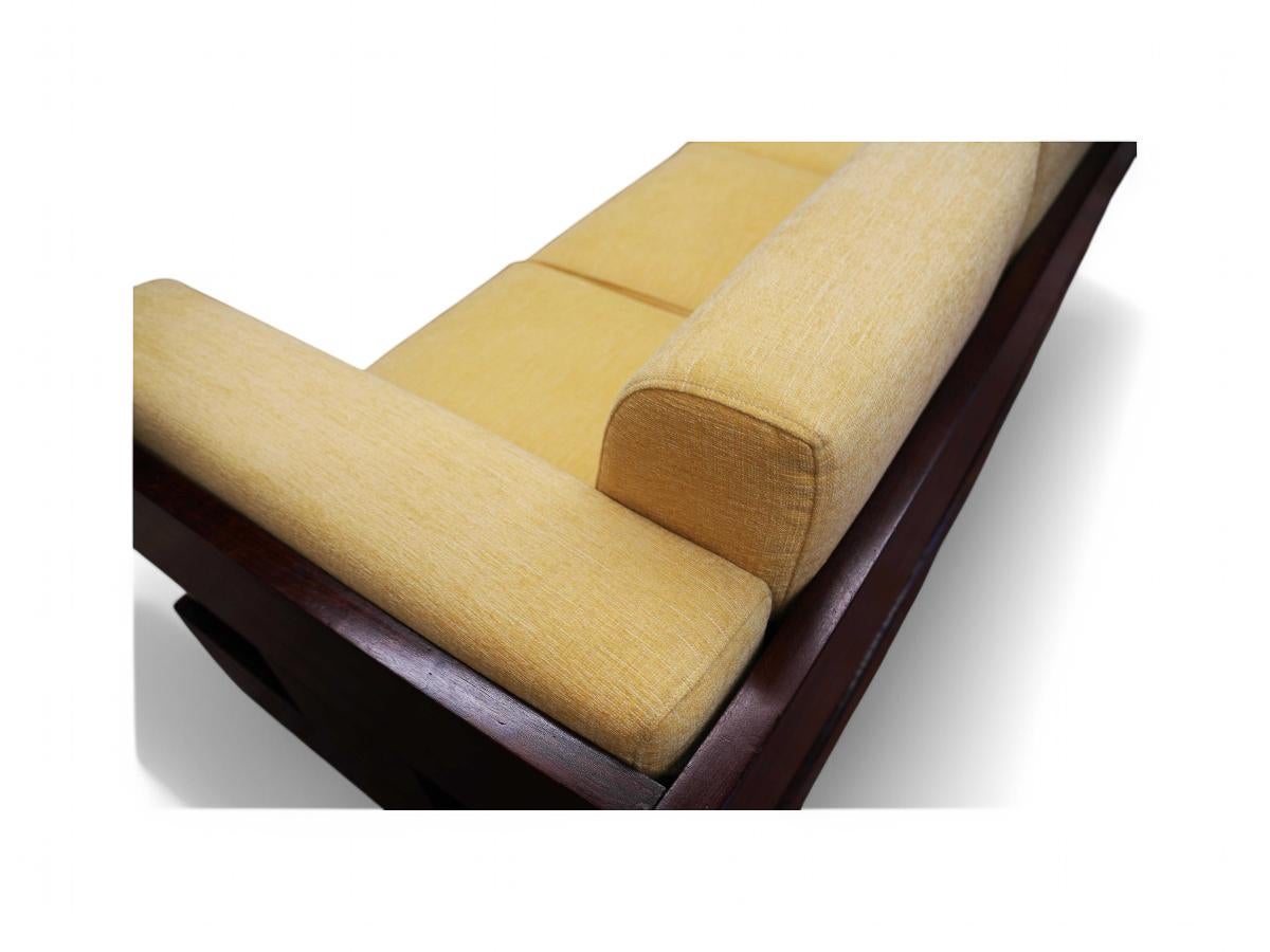 Brasilianisches modernes Sofa aus Hartholz und gelber Chenille, Celina, Brasilien, 1960er Jahre (20. Jahrhundert) im Angebot