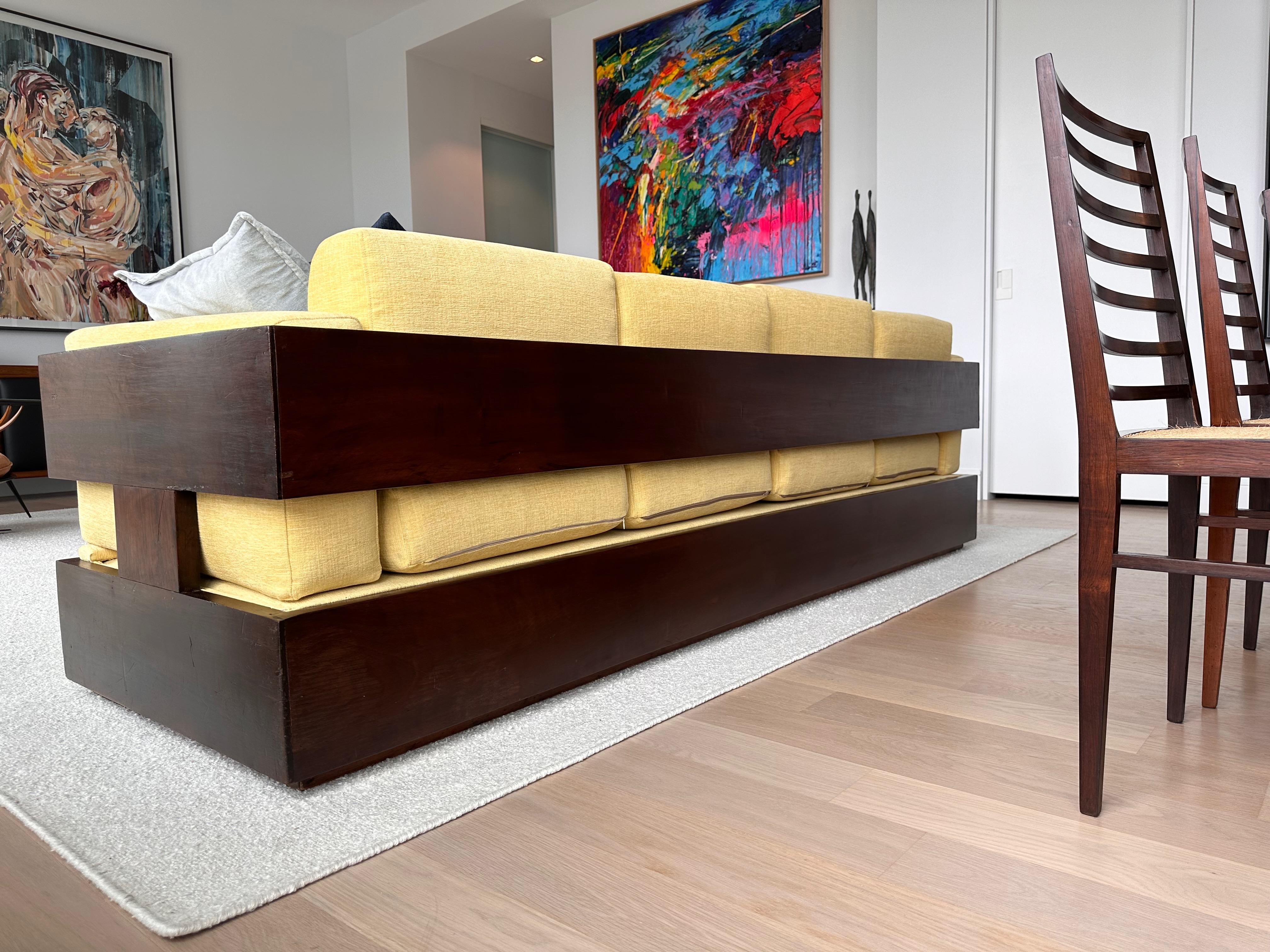 Brasilianisches modernes Sofa aus Hartholz und gelber Chenille, Celina, Brasilien, 1960er Jahre im Angebot 2