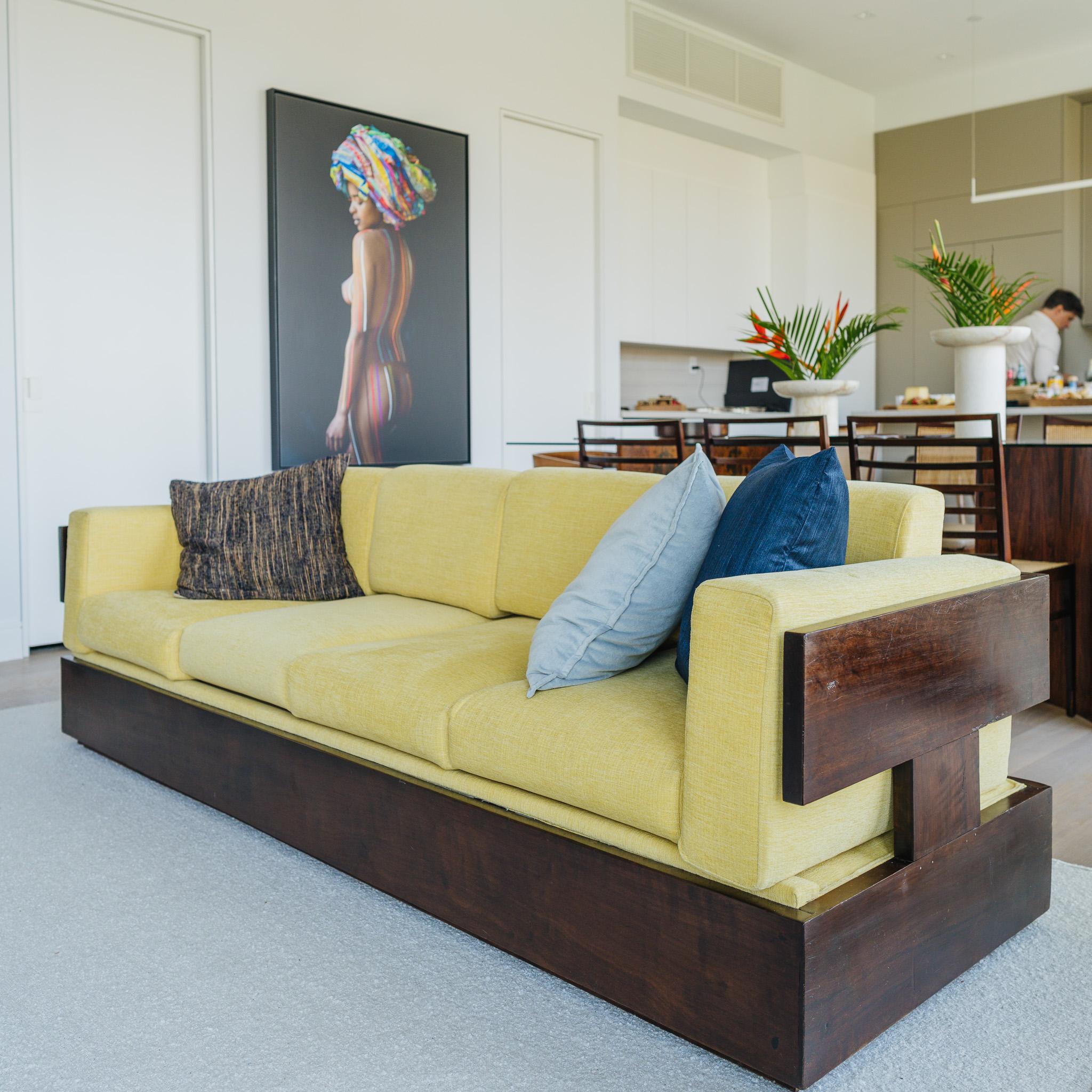 Brasilianisches modernes Sofa aus Hartholz und gelber Chenille, Celina, Brasilien, 1960er Jahre im Angebot 1