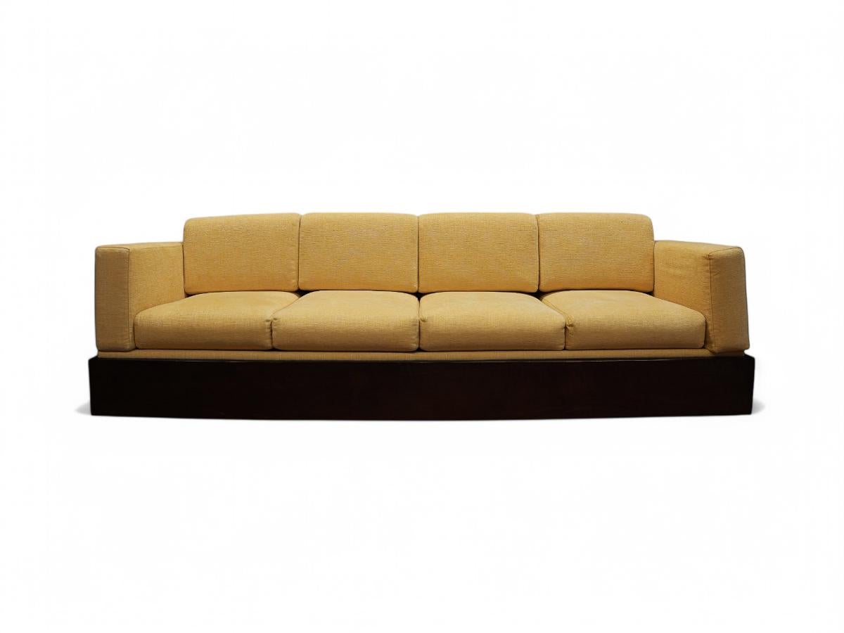 Dieses moderne brasilianische Sofa aus Hartholz und weißem Leinen von Celina aus den 60er Jahren ist nichts weniger als spektakulär!

Der Rahmen des Sofas ist aus brasilianischem Palisanderholz gefertigt  und die Kissen wurden mit Yellow Chenille