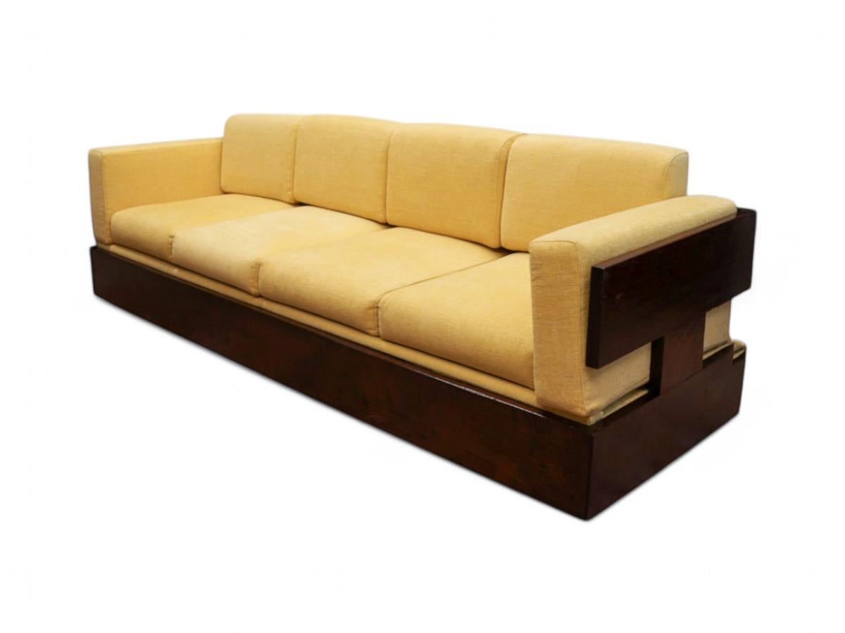 Brasilianisches modernes Sofa aus Hartholz und gelber Chenille, Celina, Brasilien, 1960er Jahre (Moderne der Mitte des Jahrhunderts) im Angebot