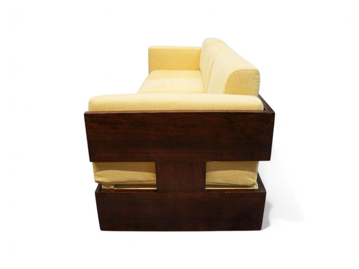 Brasilianisches modernes Sofa aus Hartholz und gelber Chenille, Celina, Brasilien, 1960er Jahre (Handgeschnitzt) im Angebot