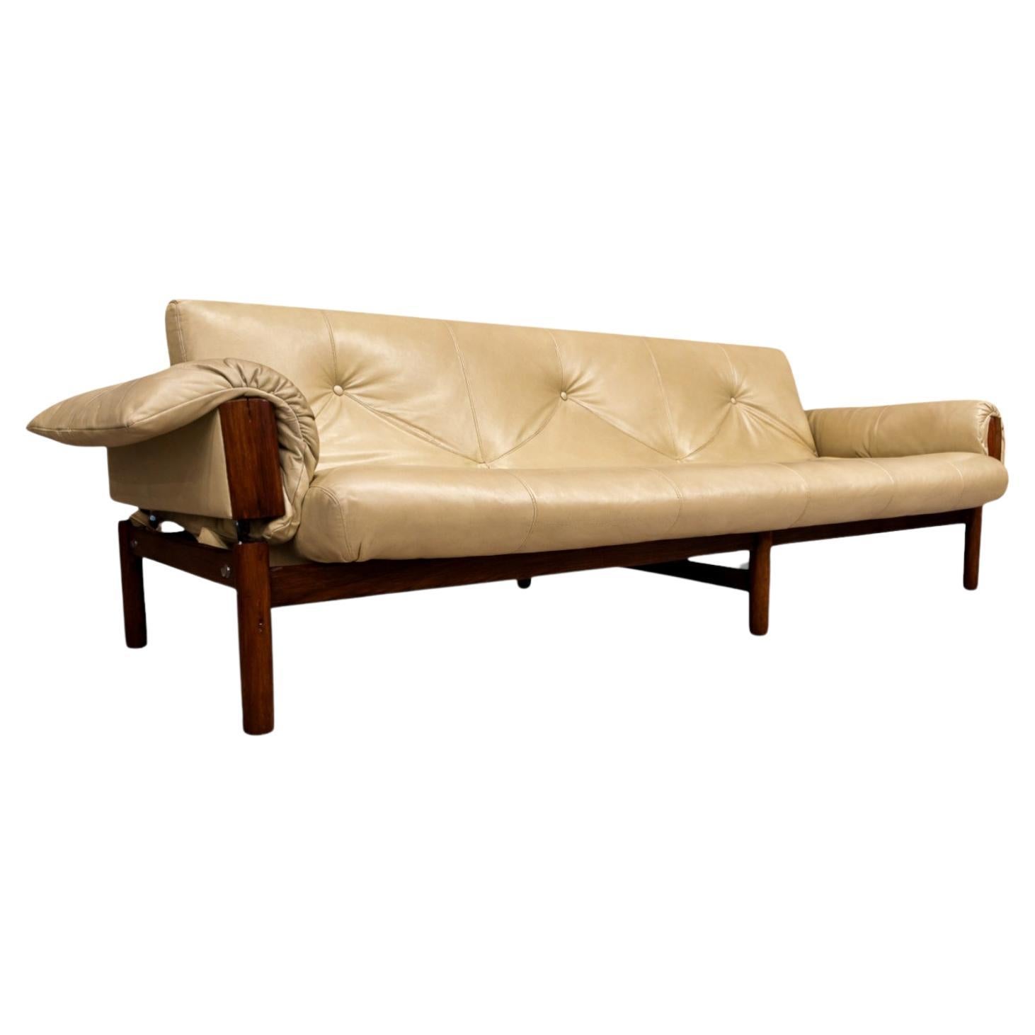 Canapé moderne brésilien en bois dur et cuir beige, Percival Lafer, 1967 en vente